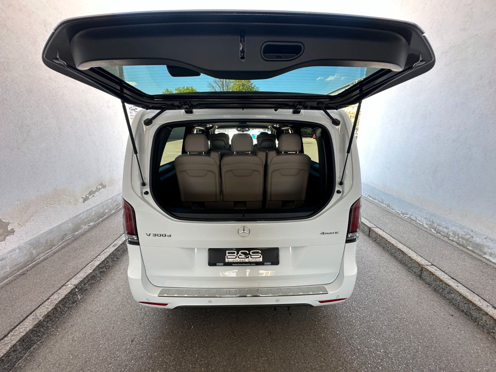Fahrzeugabbildung Mercedes-Benz V300d 4MATIC EXCLUSIVE extralang DISTR,BURM,LUFT