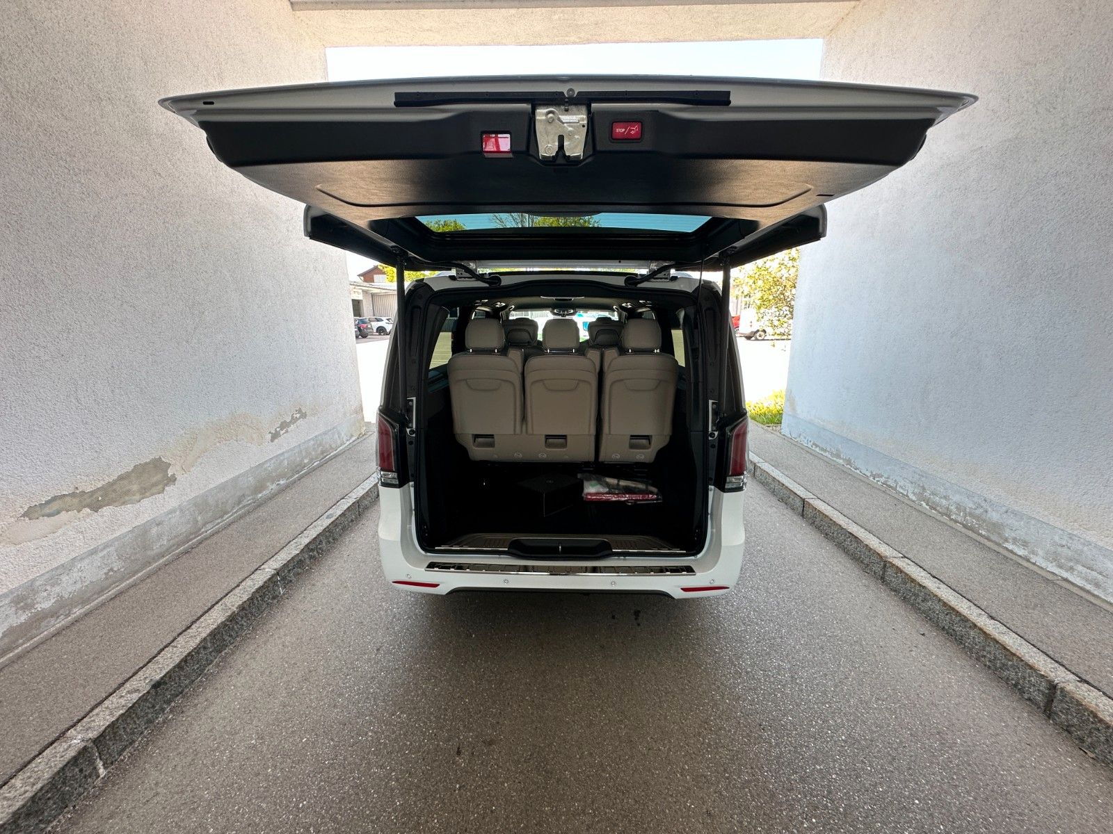 Fahrzeugabbildung Mercedes-Benz V300d 4MATIC EXCLUSIVE extralang DISTR,BURM,LUFT