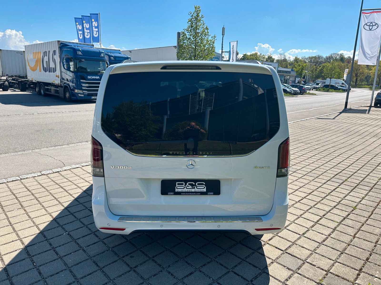Fahrzeugabbildung Mercedes-Benz V300d 4MATIC EXCLUSIVE extralang DISTR,BURM,LUFT