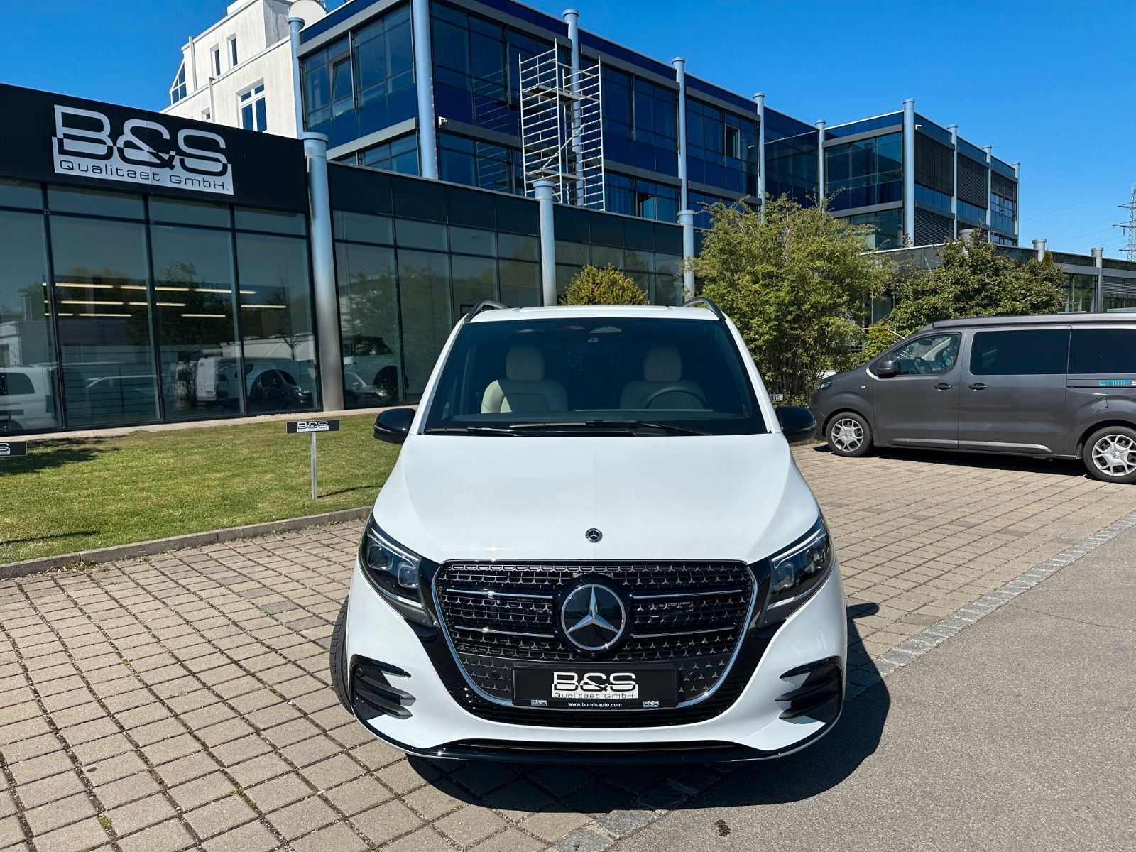 Fahrzeugabbildung Mercedes-Benz V300d 4MATIC EXCLUSIVE extralang DISTR,BURM,LUFT