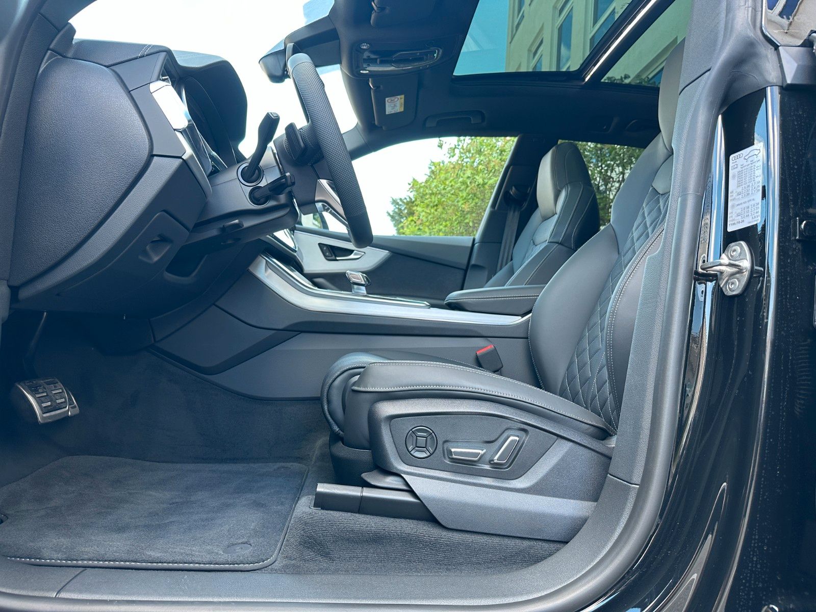 Fahrzeugabbildung Audi Q8 50TDI quattro ACC,HUD,PANO,B&O,LUFT,AHK,22"