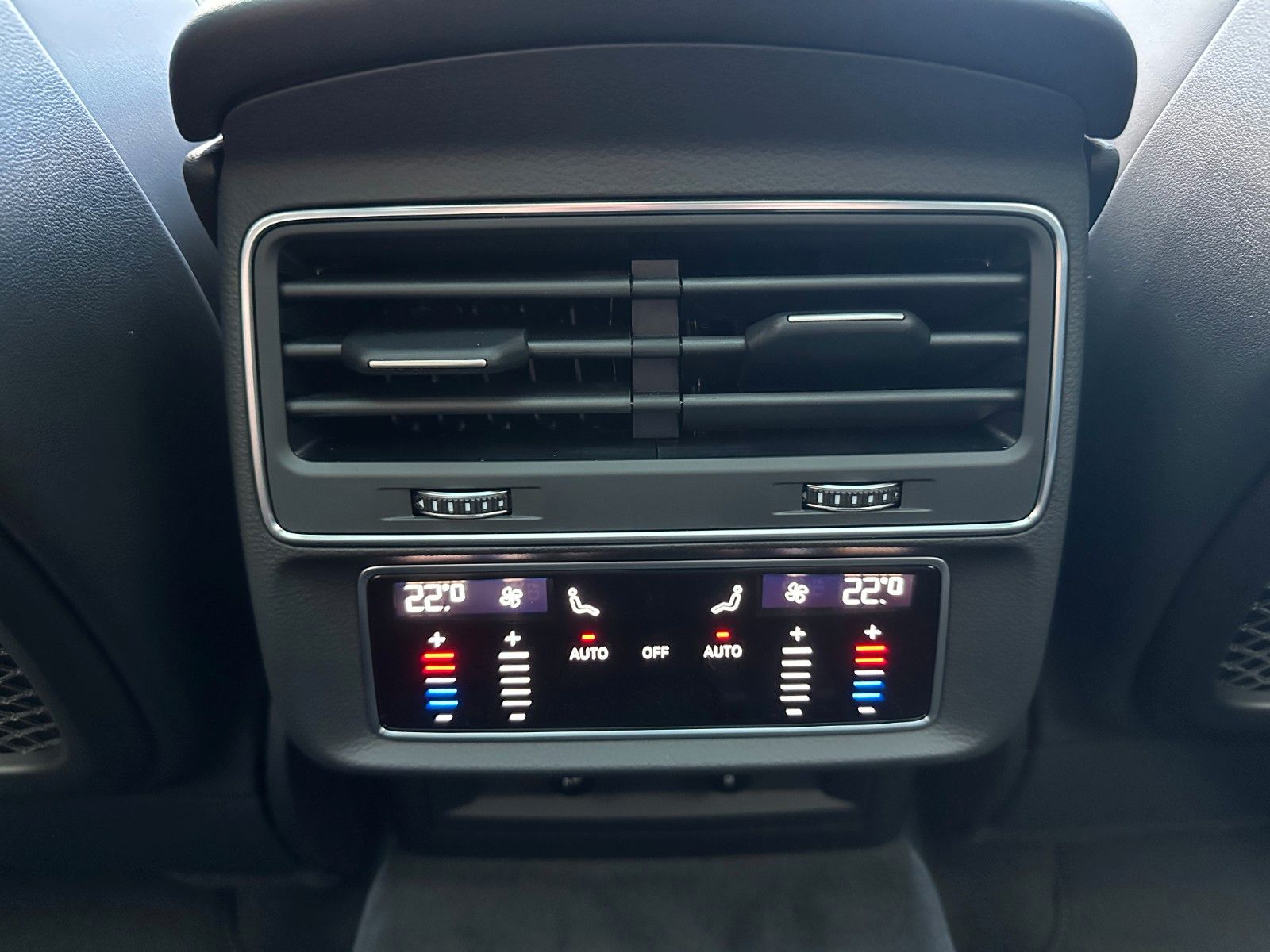 Fahrzeugabbildung Audi Q8 50TDI quattro ACC,HUD,PANO,B&O,LUFT,AHK,22"