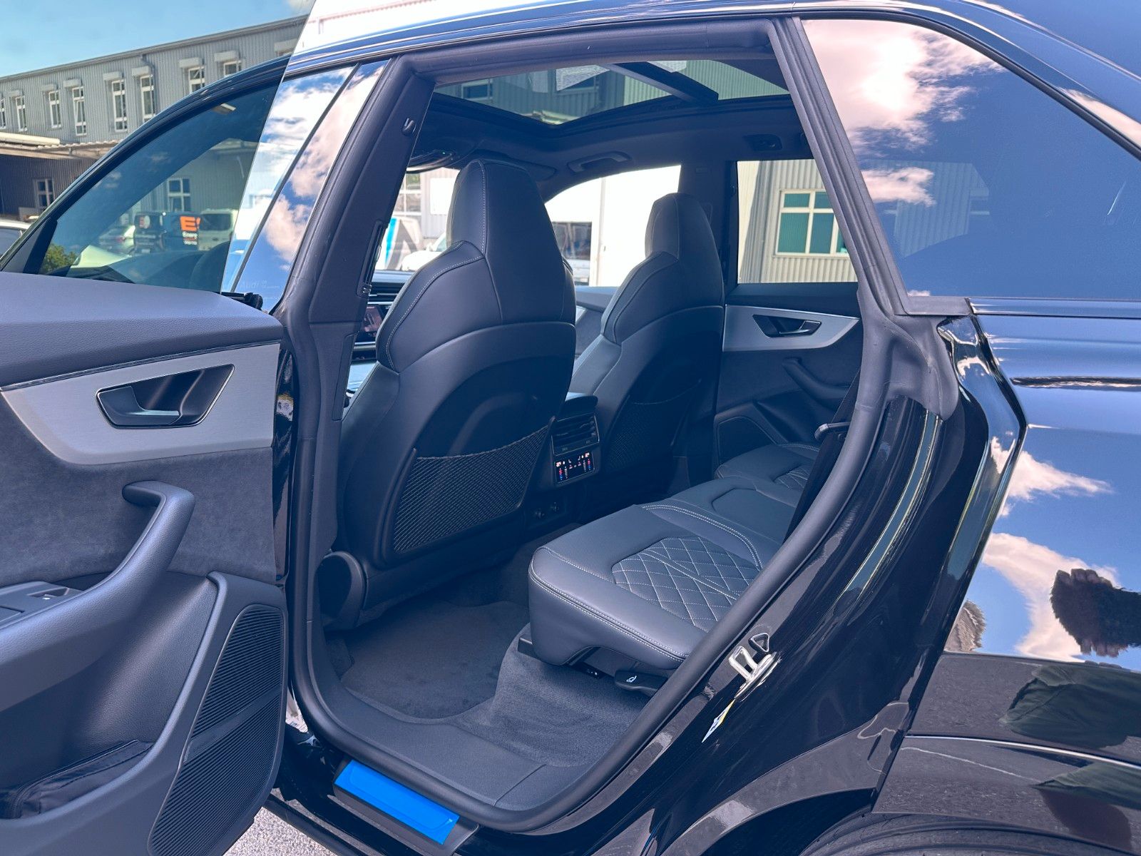 Fahrzeugabbildung Audi Q8 50TDI quattro ACC,HUD,PANO,B&O,LUFT,AHK,22"