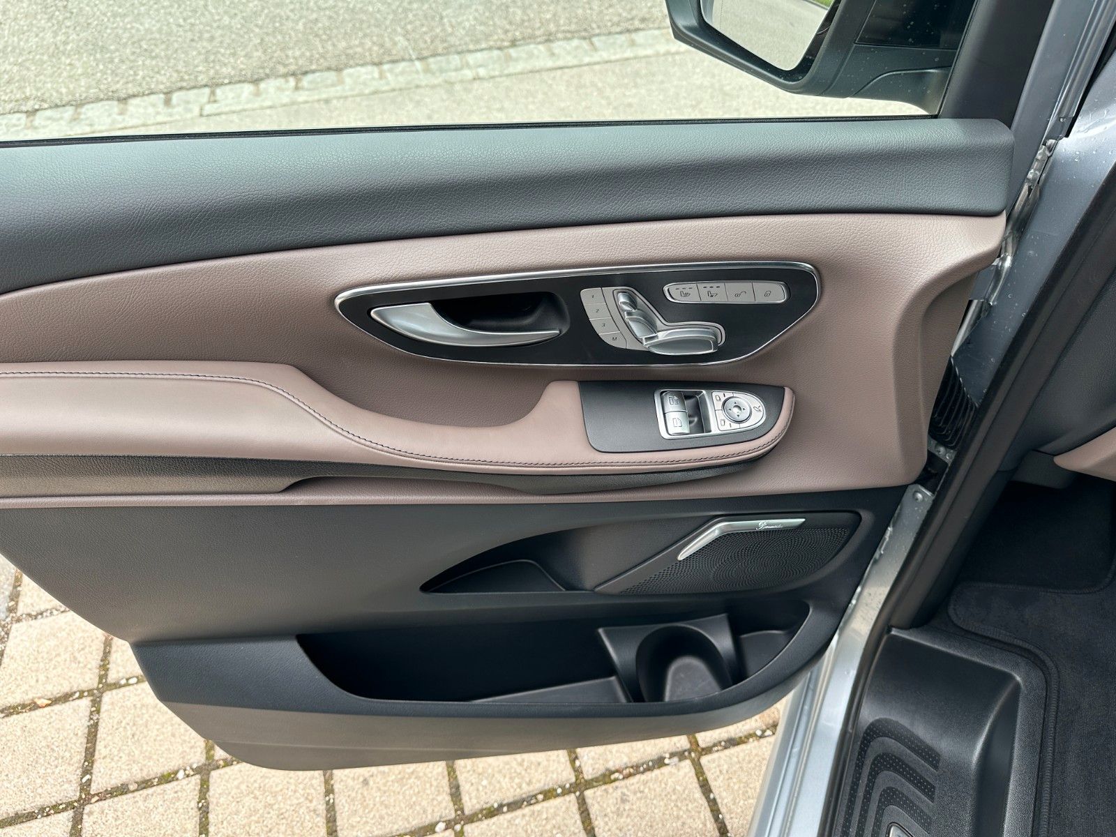 Fahrzeugabbildung Mercedes-Benz V 300d 4MATIC EXCLUSIVE lang DISTR,BURM,AHK,360