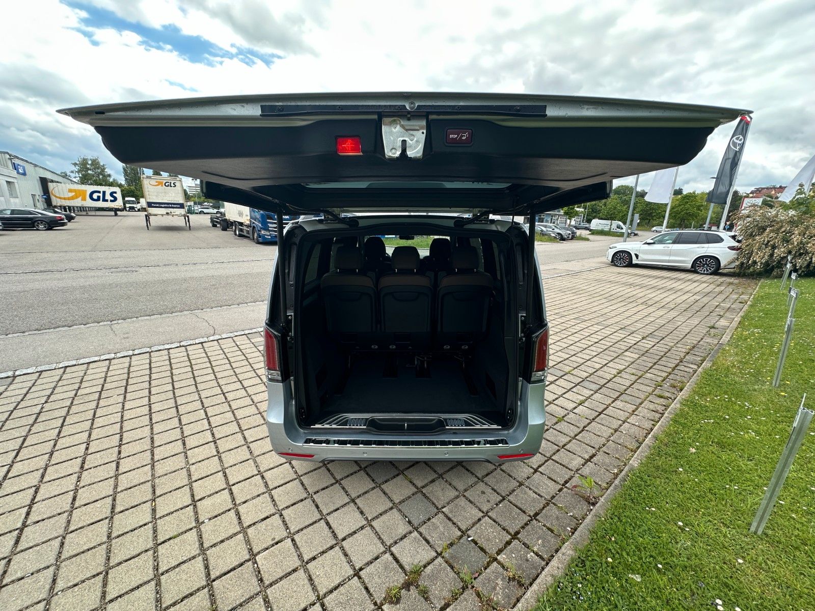 Fahrzeugabbildung Mercedes-Benz V 300d 4MATIC EXCLUSIVE lang DISTR,BURM,AHK,360