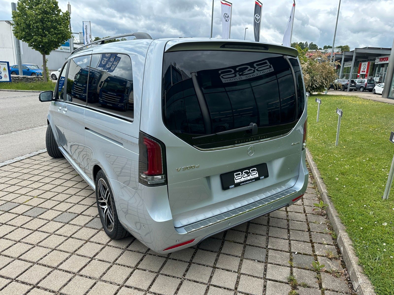 Fahrzeugabbildung Mercedes-Benz V 300d 4MATIC EXCLUSIVE lang DISTR,BURM,AHK,360