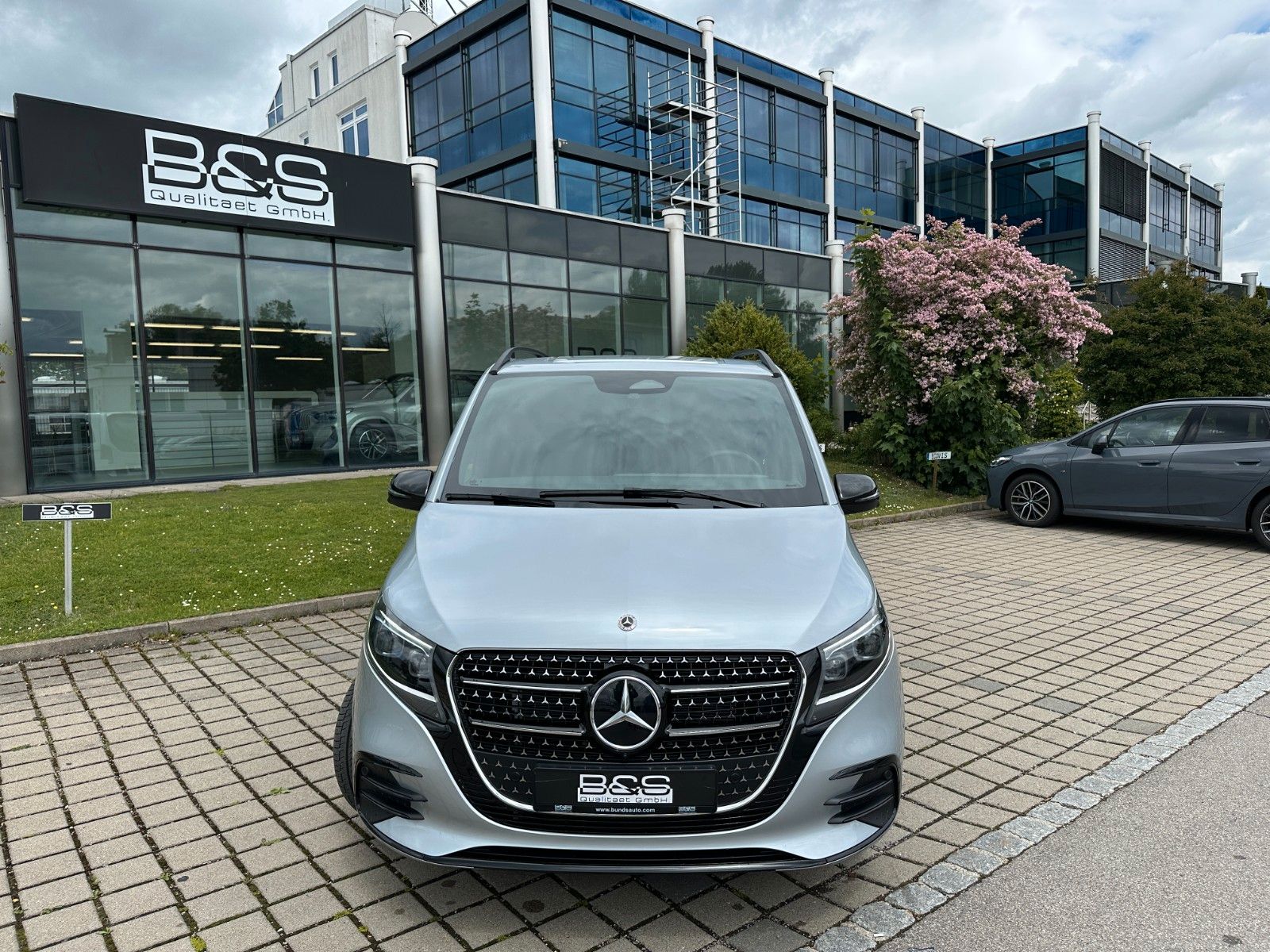Fahrzeugabbildung Mercedes-Benz V 300d 4MATIC EXCLUSIVE lang DISTR,BURM,AHK,360