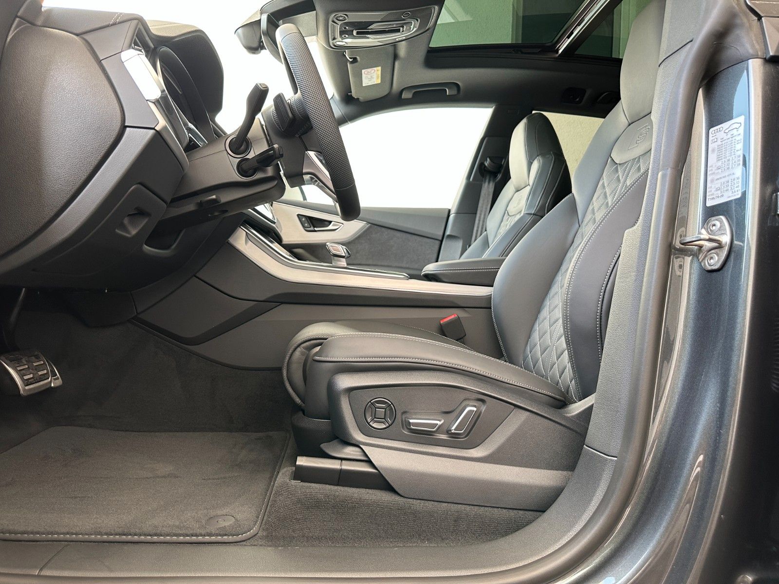 Fahrzeugabbildung Audi Q8 50 TDI quattro ACC,HUD,PANO,B&O,LUFT,AHK,22"