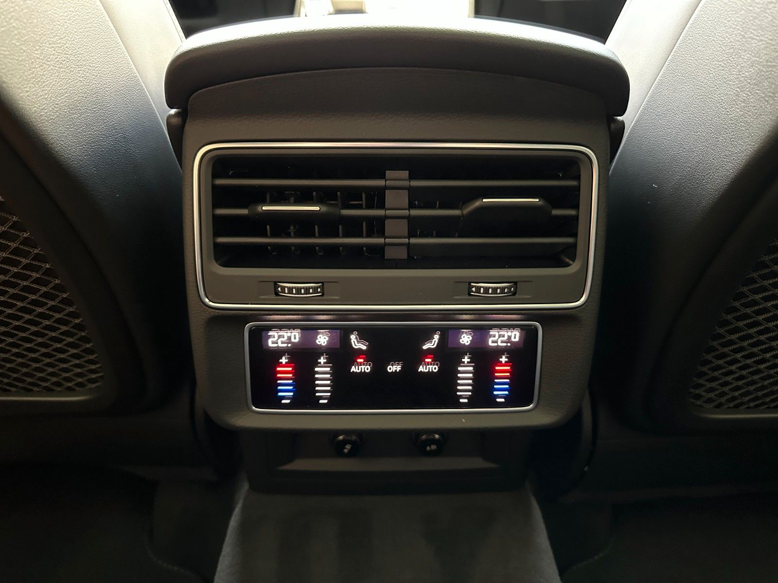 Fahrzeugabbildung Audi Q8 50 TDI quattro ACC,HUD,PANO,B&O,LUFT,AHK,22"