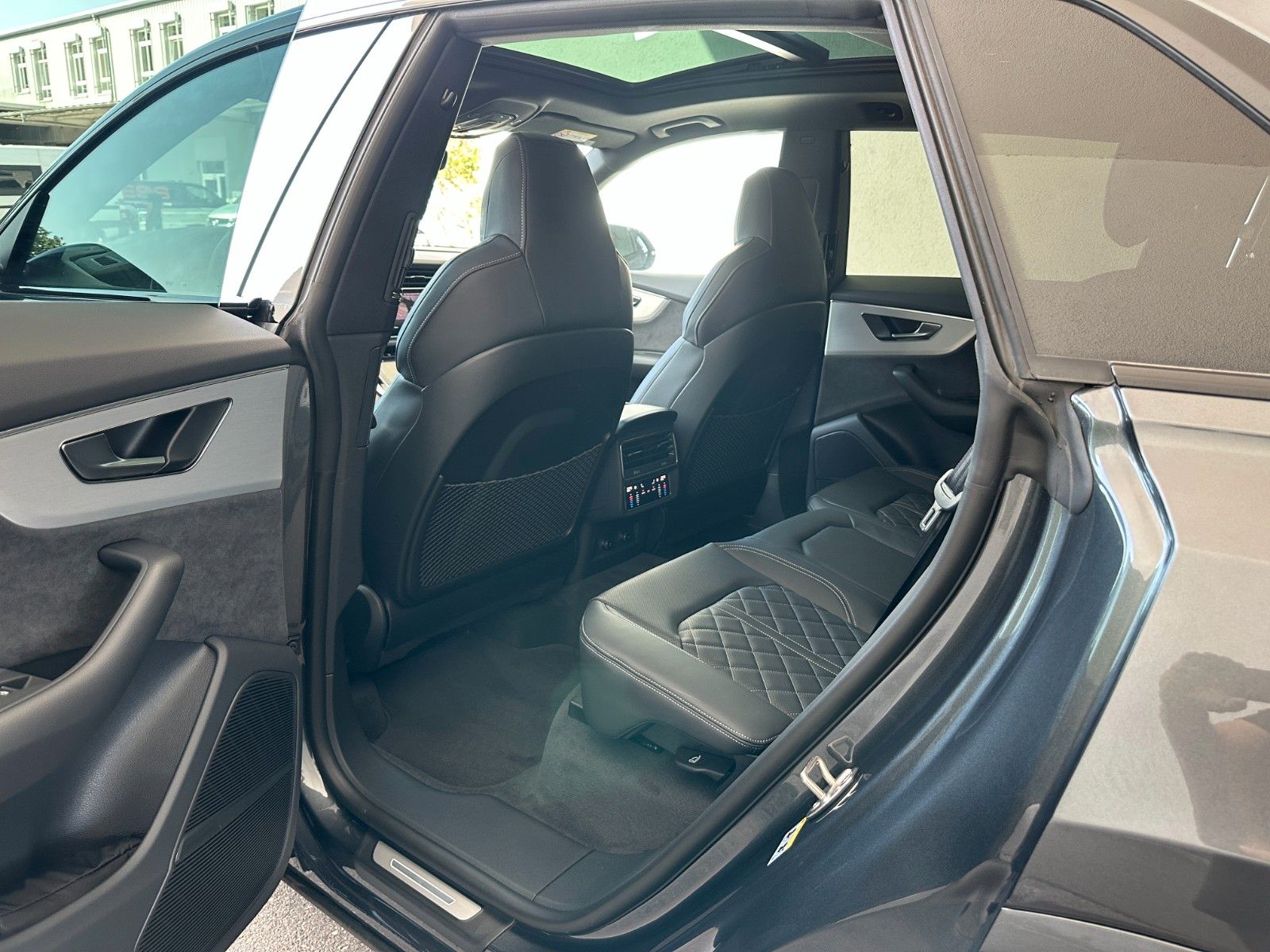 Fahrzeugabbildung Audi Q8 50 TDI quattro ACC,HUD,PANO,B&O,LUFT,AHK,22"