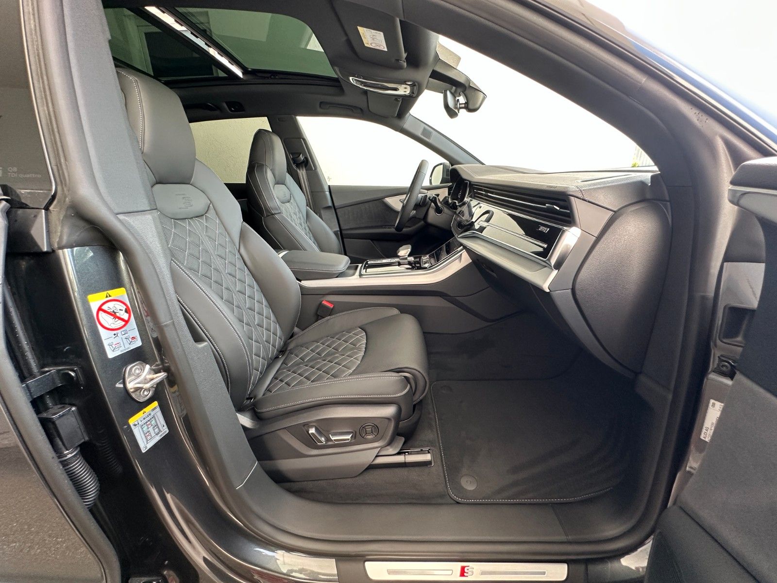 Fahrzeugabbildung Audi Q8 50 TDI quattro ACC,HUD,PANO,B&O,LUFT,AHK,22"