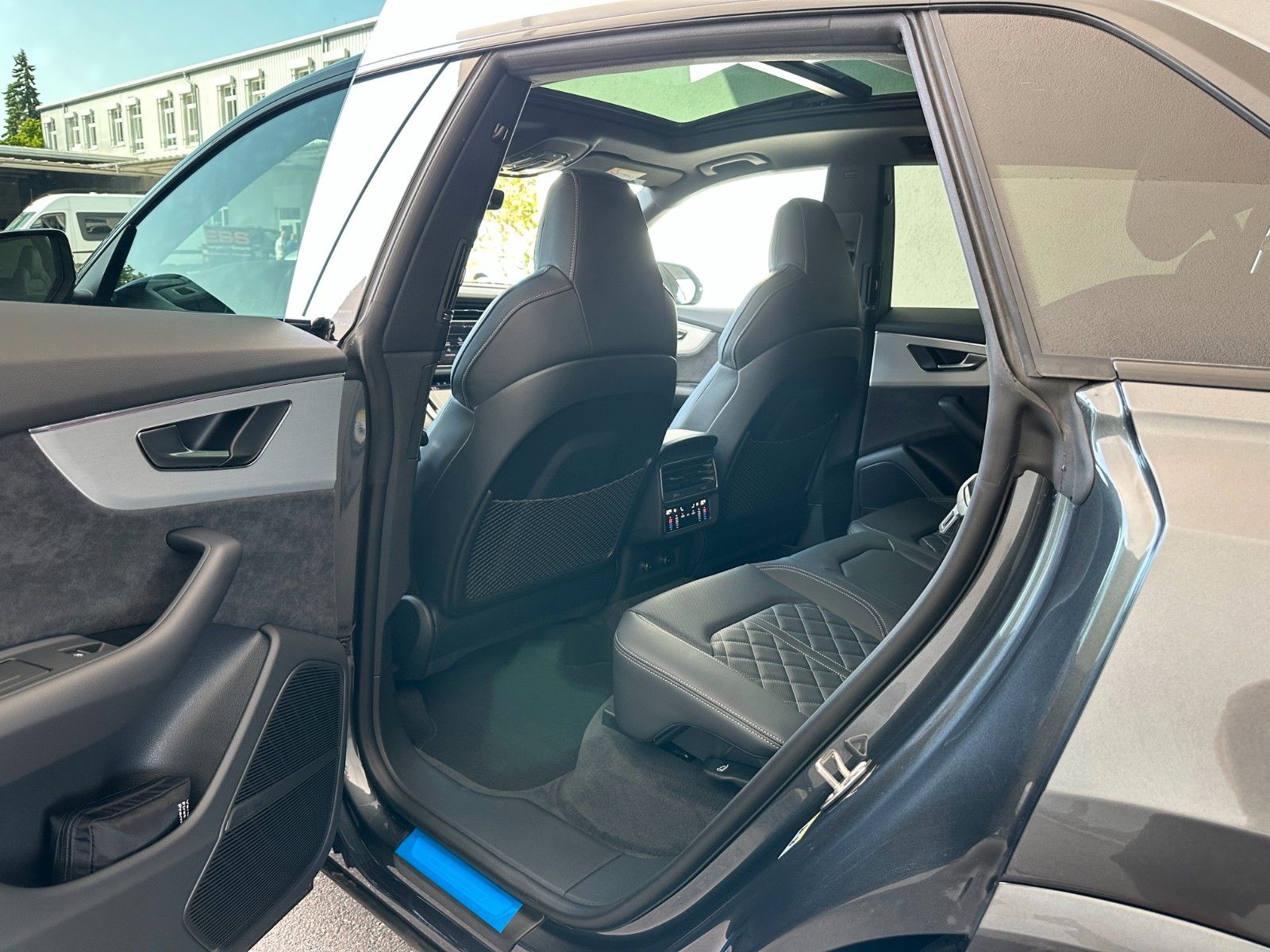 Fahrzeugabbildung Audi Q8 50 TDI quattro ACC,HUD,PANO,B&O,LUFT,MATRIX..