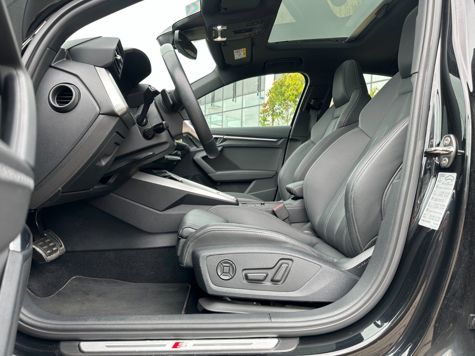Fahrzeugabbildung Audi S3 Lim. 2.0 TFSI quattro ACC,HUD,PANO,B&O,MATRIX
