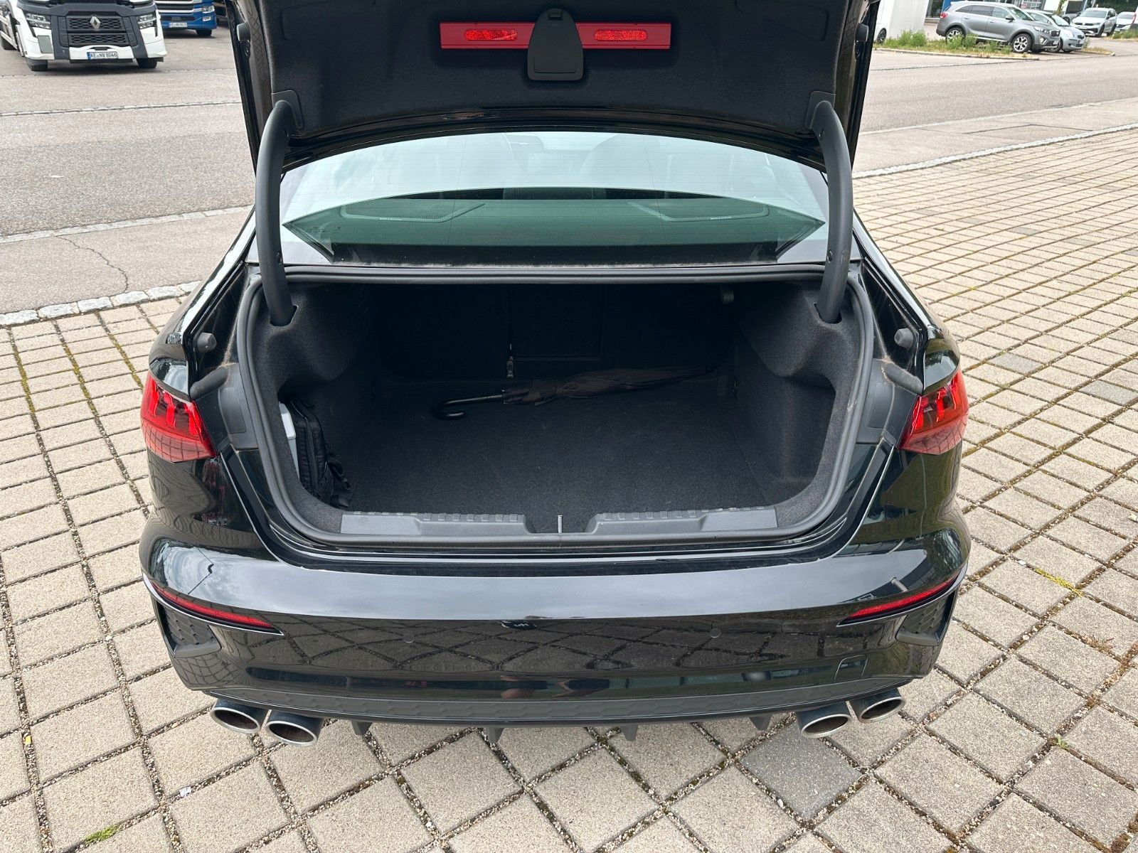 Fahrzeugabbildung Audi S3 Lim. 2.0 TFSI quattro ACC,HUD,PANO,B&O,MATRIX
