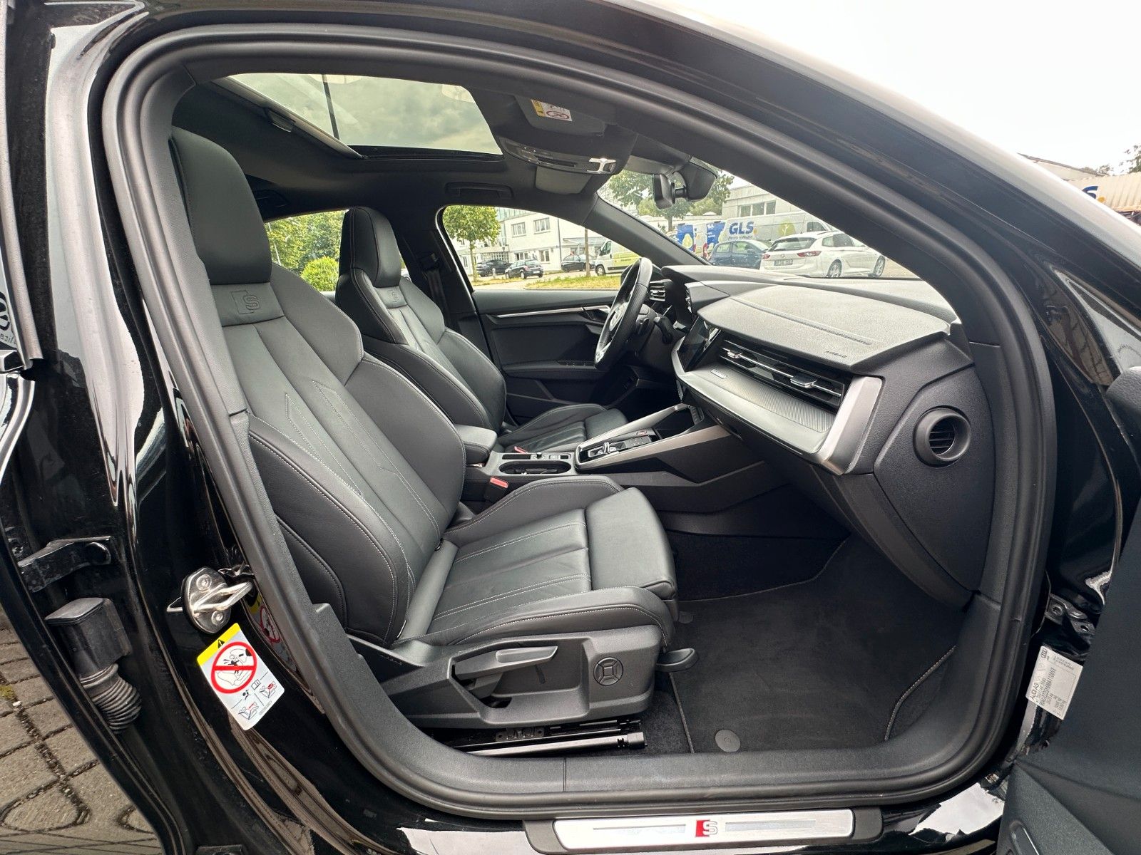 Fahrzeugabbildung Audi S3 Lim. 2.0 TFSI quattro ACC,HUD,PANO,B&O,MATRIX