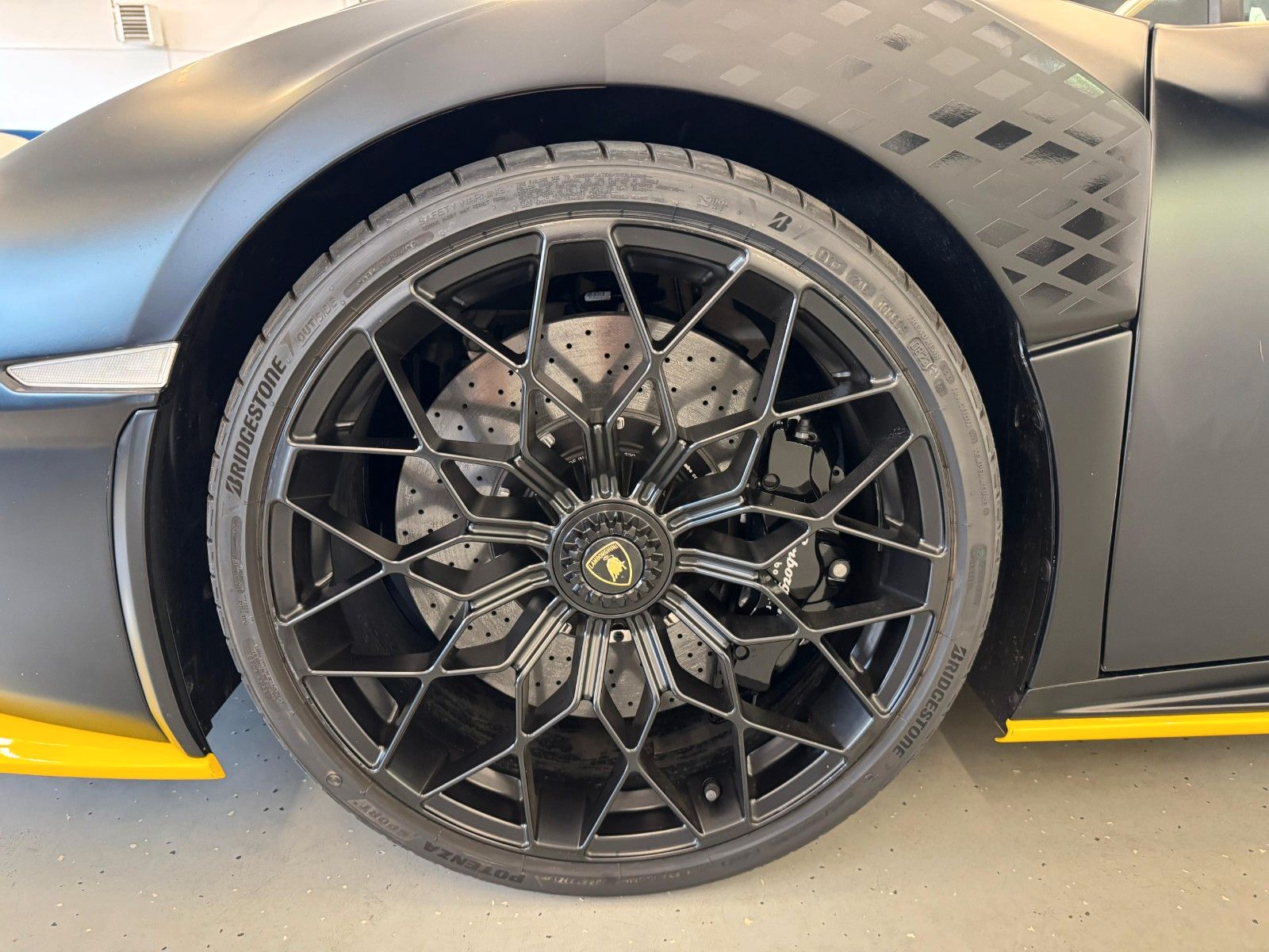 Fahrzeugabbildung Lamborghini Huracán STO Coupe,Lifting,Carbon,Kamera