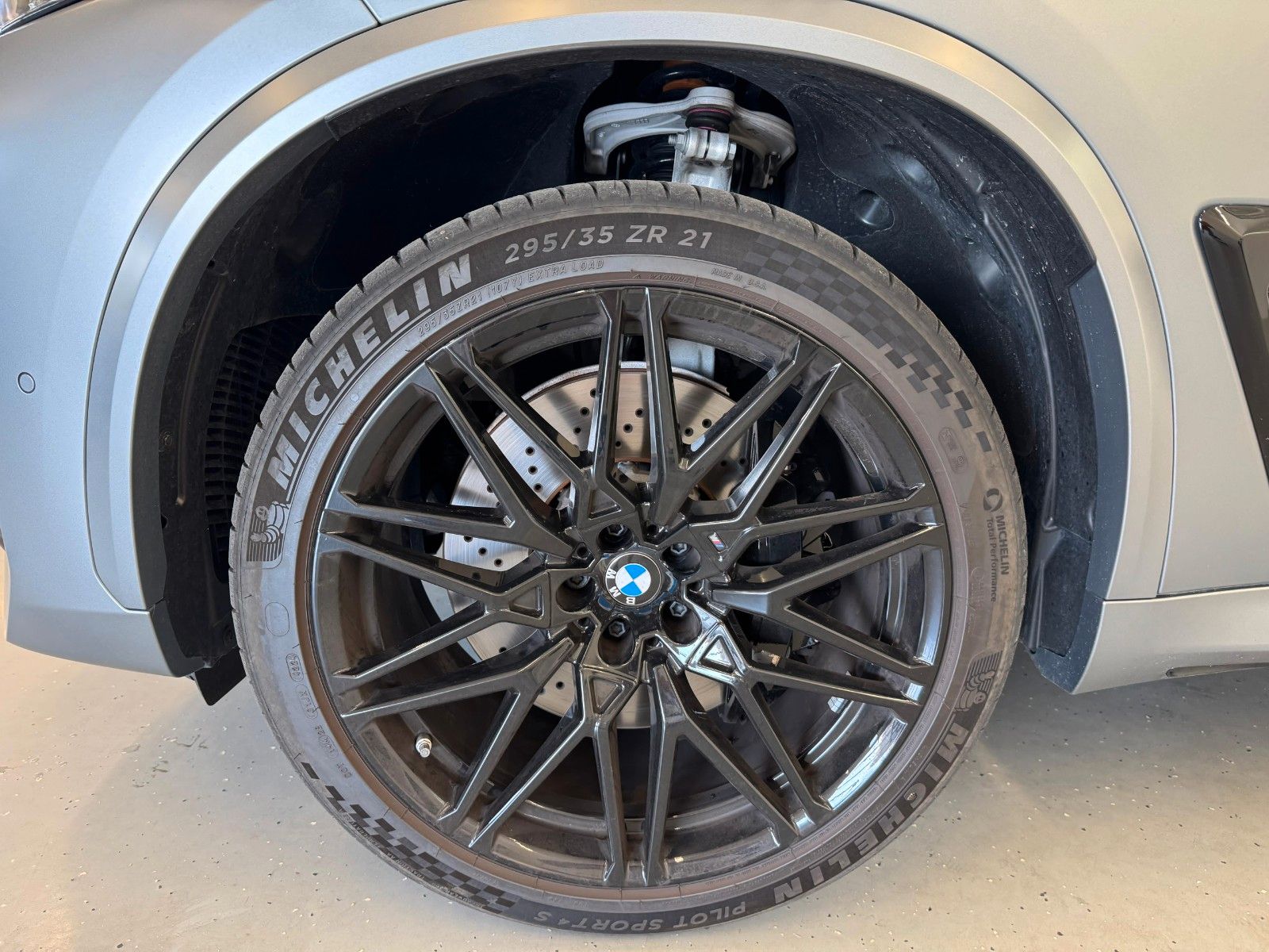 Fahrzeugabbildung BMW X5 M Competition ACC,HUD,SKYL,B&W,SOFTCL,MASSAGE