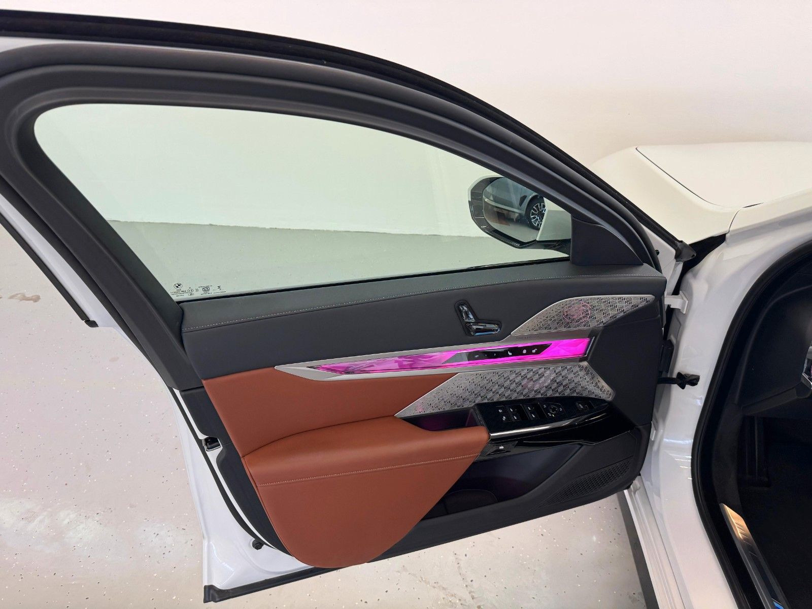 Fahrzeugabbildung BMW 740d xDriveMSport ACC,HUD,SKYL,B&W,SOFTC,LUFT,TV