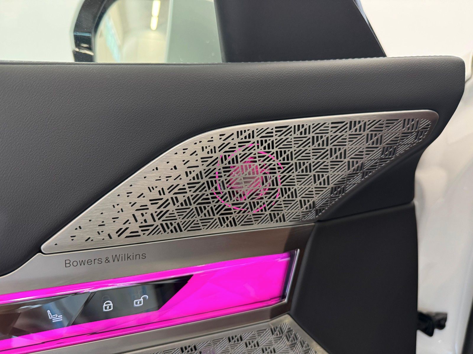 Fahrzeugabbildung BMW 740d xDriveMSport ACC,HUD,SKYL,B&W,SOFTC,LUFT,TV