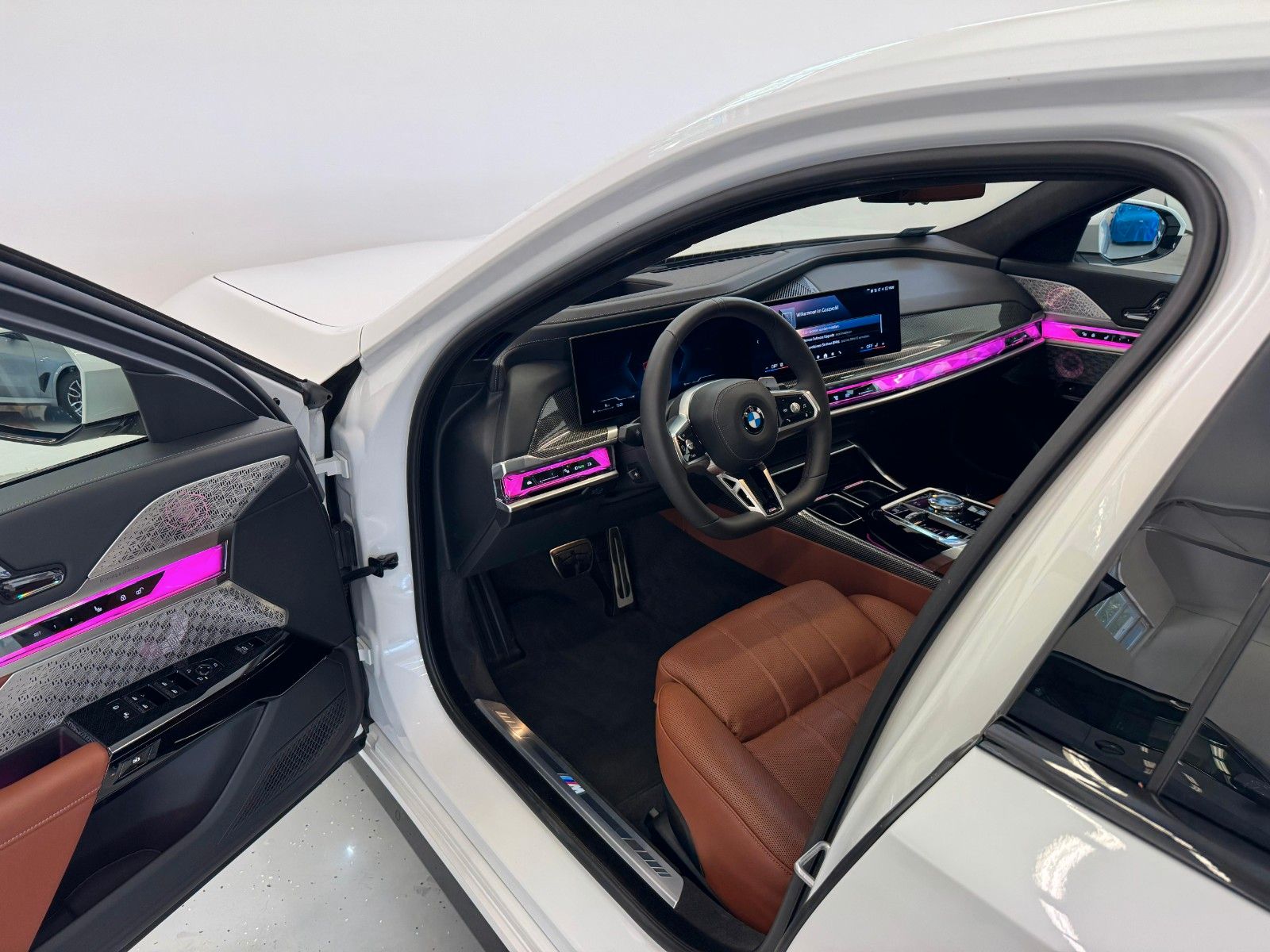 Fahrzeugabbildung BMW 740d xDriveMSport ACC,HUD,SKYL,B&W,SOFTC,LUFT,TV