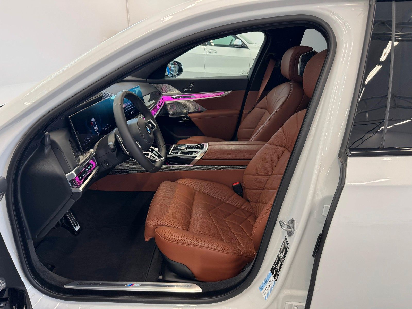 Fahrzeugabbildung BMW 740d xDriveMSport ACC,HUD,SKYL,B&W,SOFTC,LUFT,TV