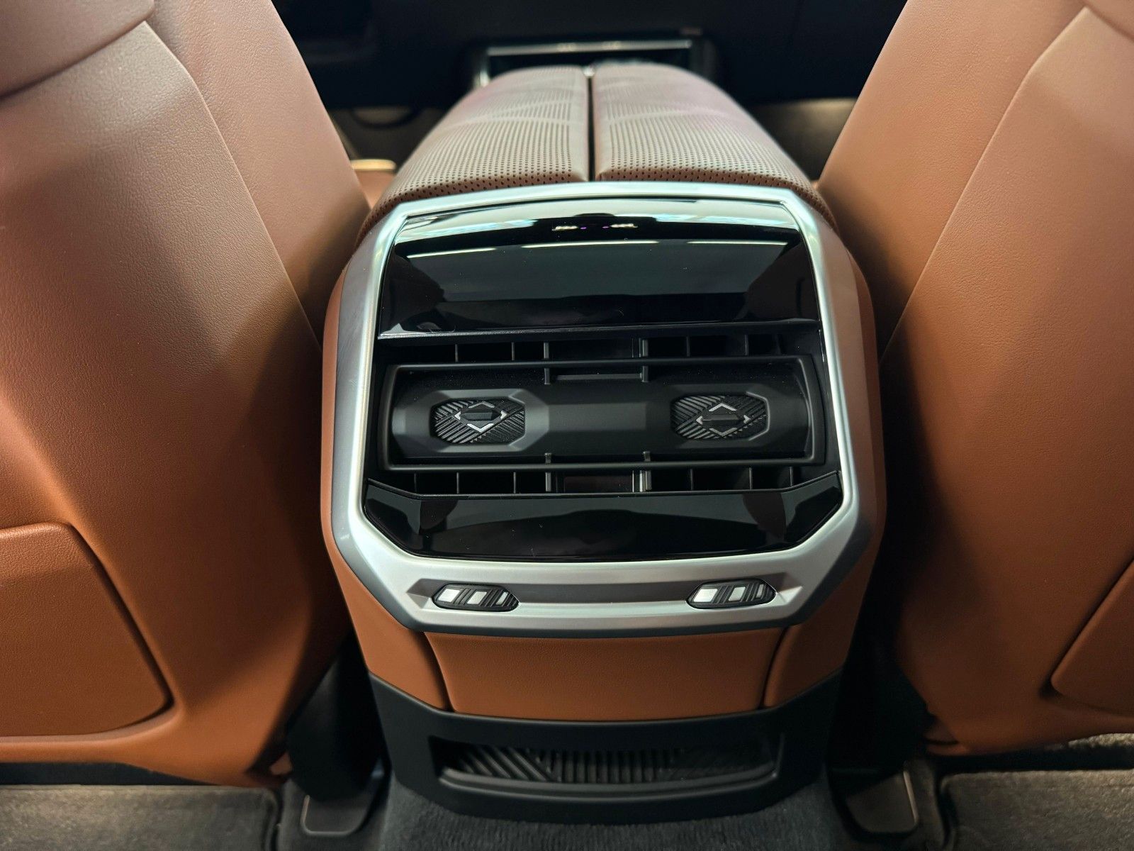 Fahrzeugabbildung BMW 740d xDriveMSport ACC,HUD,SKYL,B&W,SOFTC,LUFT,TV