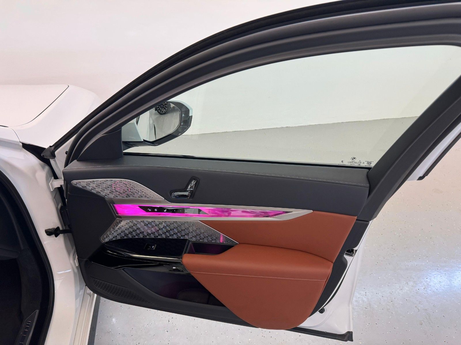 Fahrzeugabbildung BMW 740d xDriveMSport ACC,HUD,SKYL,B&W,SOFTC,LUFT,TV