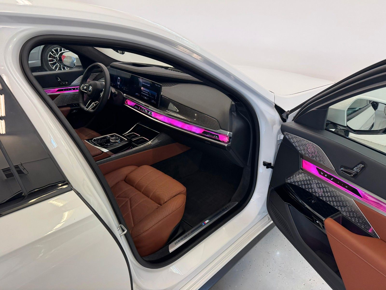 Fahrzeugabbildung BMW 740d xDriveMSport ACC,HUD,SKYL,B&W,SOFTC,LUFT,TV