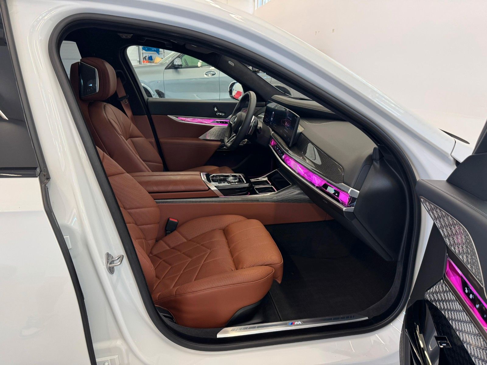 Fahrzeugabbildung BMW 740d xDriveMSport ACC,HUD,SKYL,B&W,SOFTC,LUFT,TV