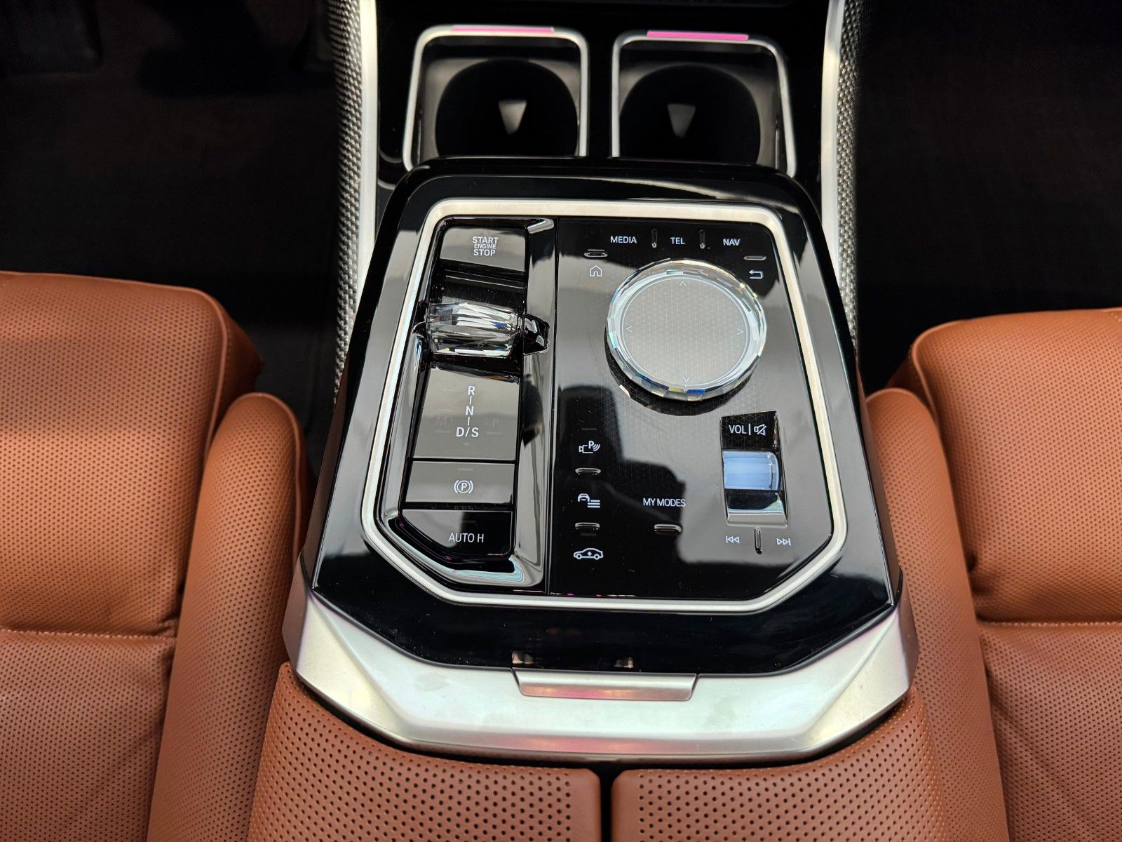 Fahrzeugabbildung BMW 740d xDriveMSport ACC,HUD,SKYL,B&W,SOFTC,LUFT,TV