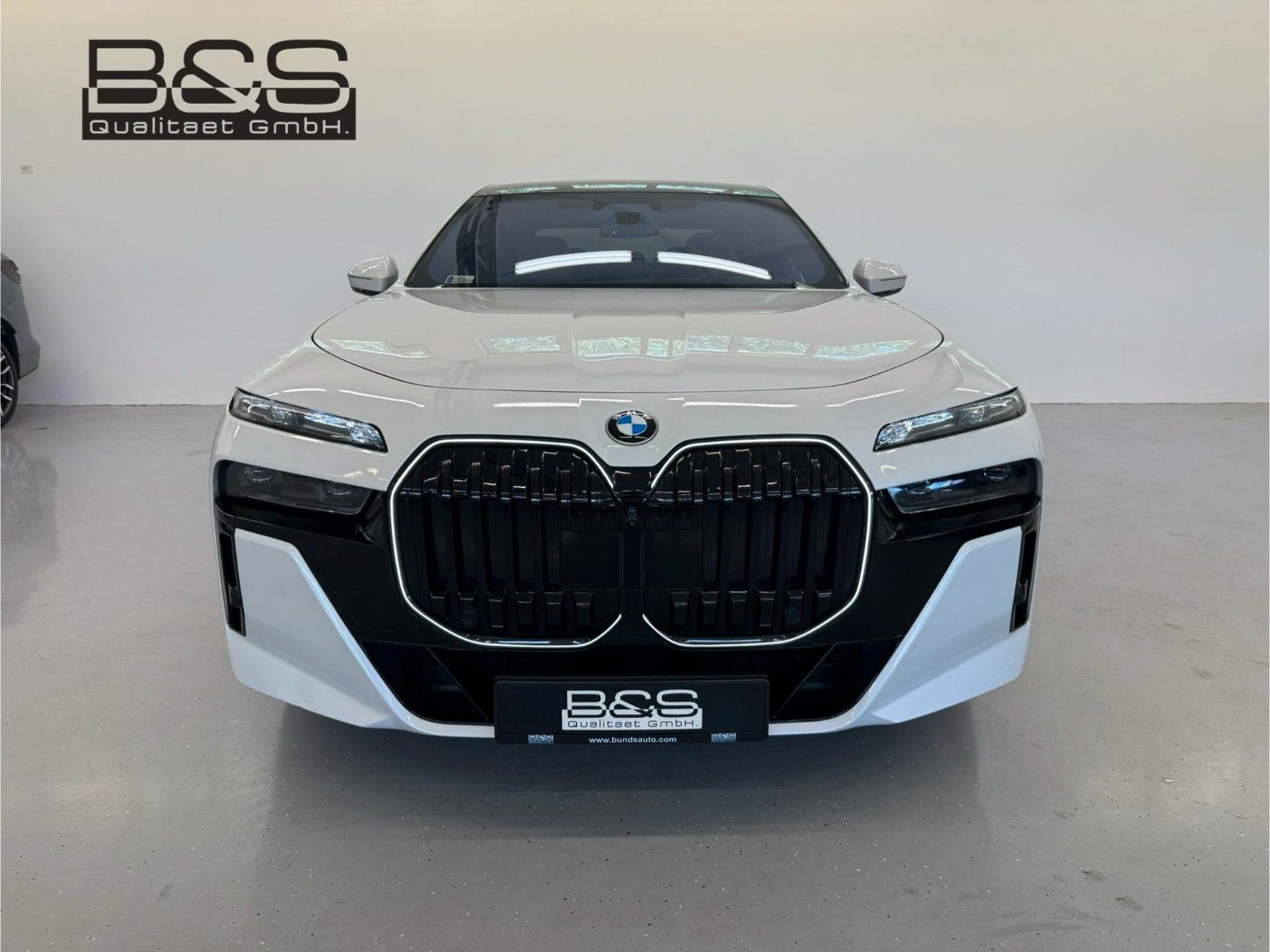 Fahrzeugabbildung BMW 740d xDriveMSport ACC,HUD,SKYL,B&W,SOFTC,LUFT,TV