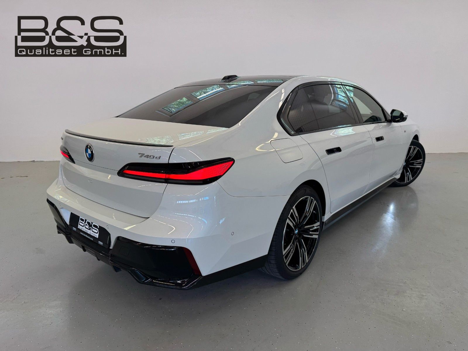 Fahrzeugabbildung BMW 740d xDriveMSport ACC,HUD,SKYL,B&W,SOFTC,LUFT,TV