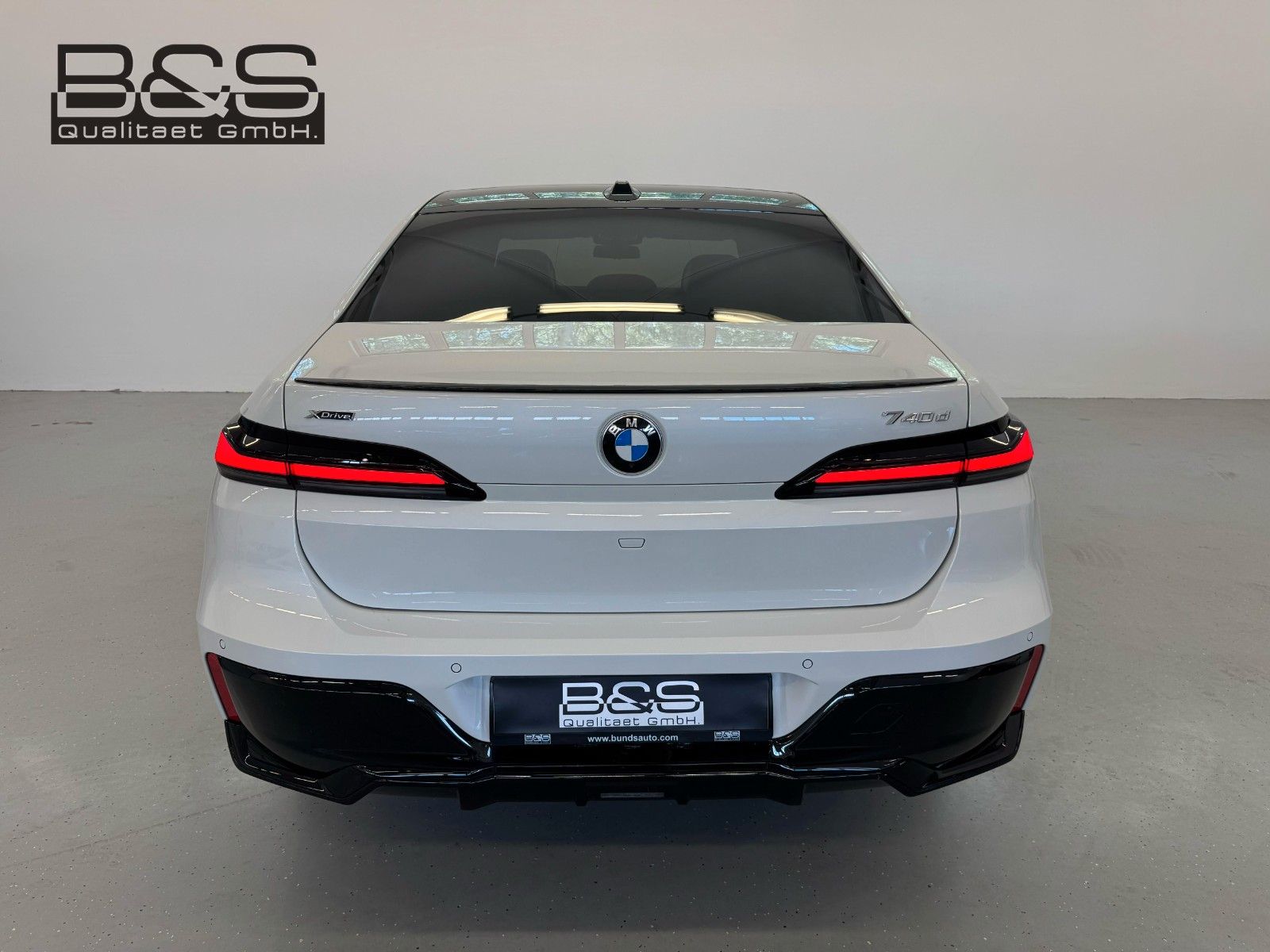 Fahrzeugabbildung BMW 740d xDriveMSport ACC,HUD,SKYL,B&W,SOFTC,LUFT,TV