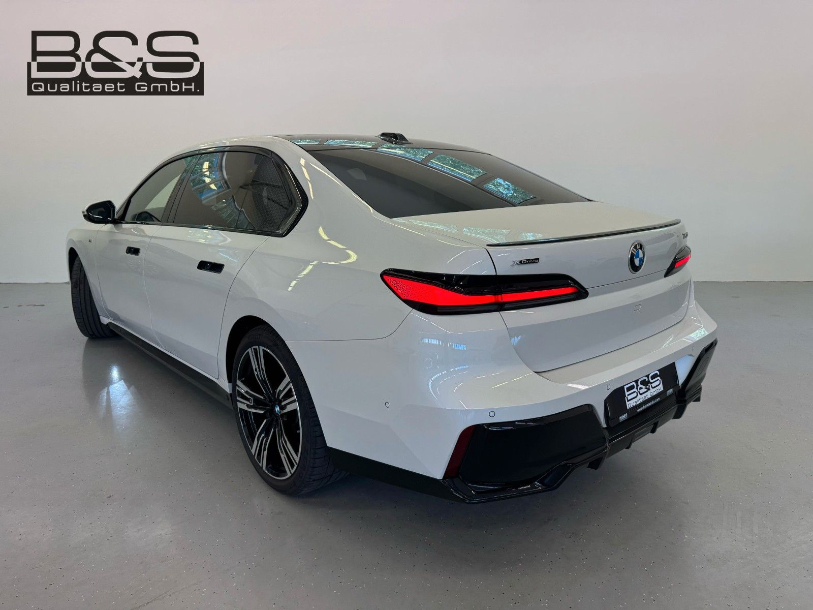 Fahrzeugabbildung BMW 740d xDriveMSport ACC,HUD,SKYL,B&W,SOFTC,LUFT,TV