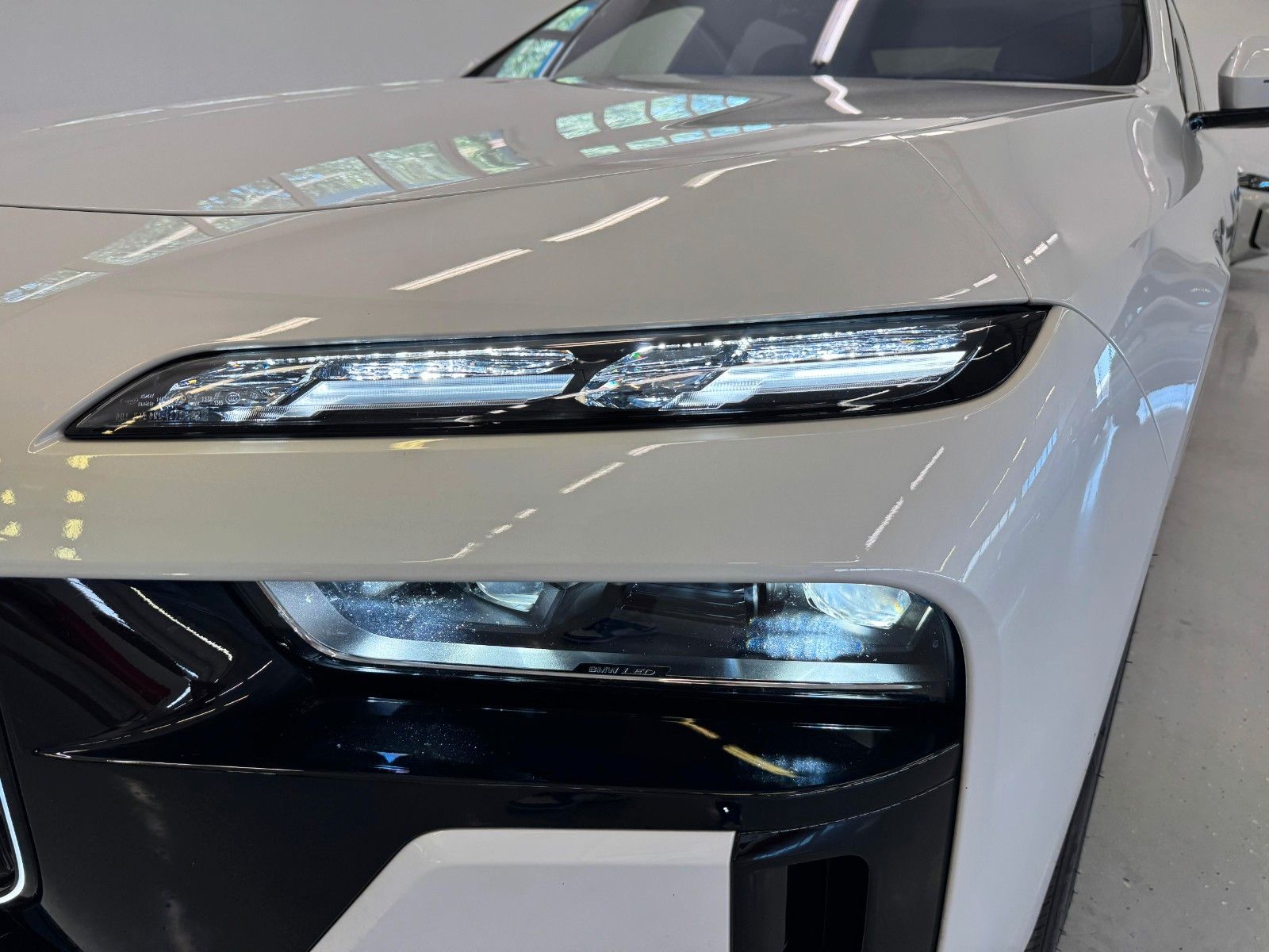 Fahrzeugabbildung BMW 740d xDriveMSport ACC,HUD,SKYL,B&W,SOFTC,LUFT,TV