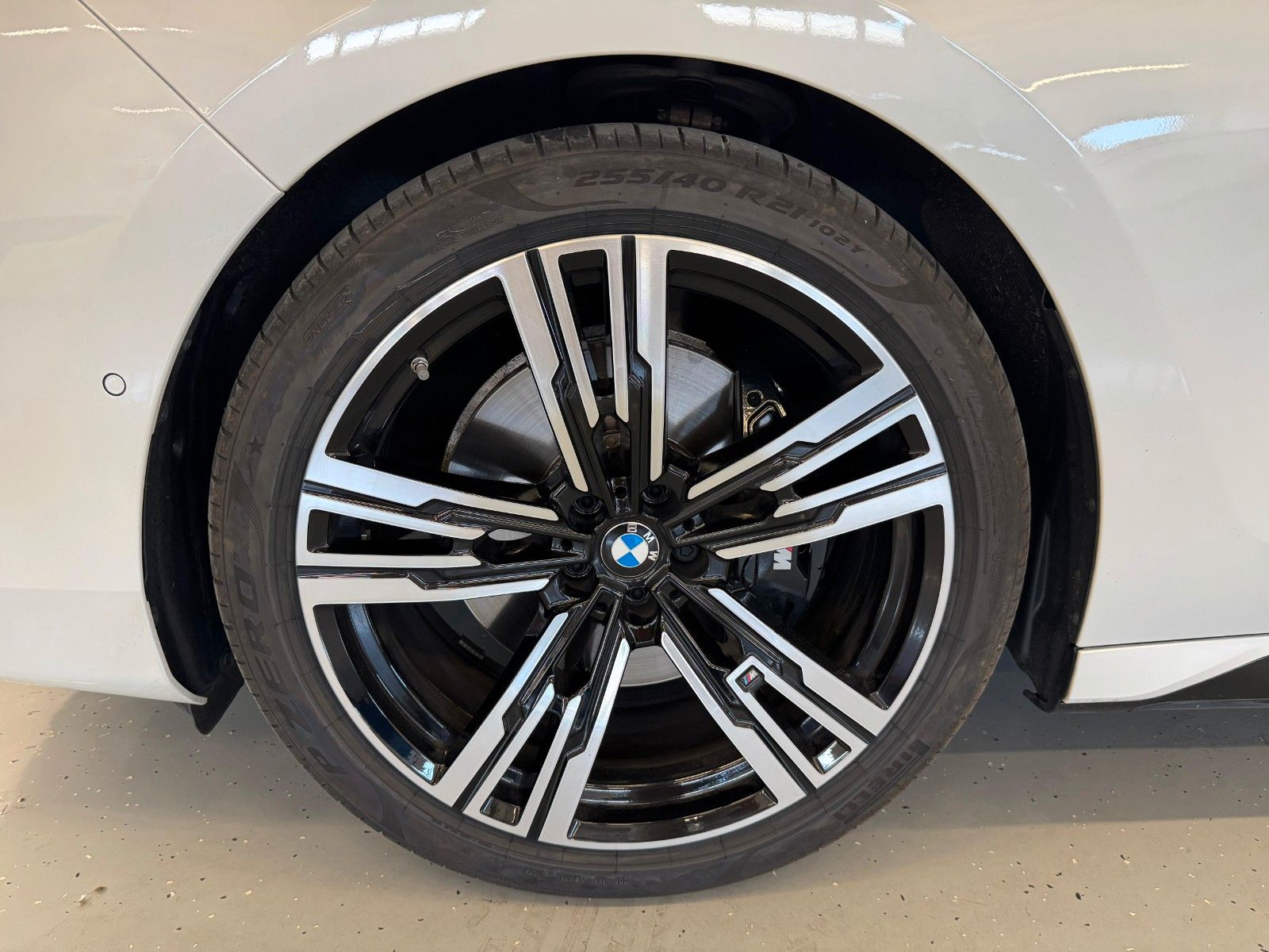 Fahrzeugabbildung BMW 740d xDriveMSport ACC,HUD,SKYL,B&W,SOFTC,LUFT,TV