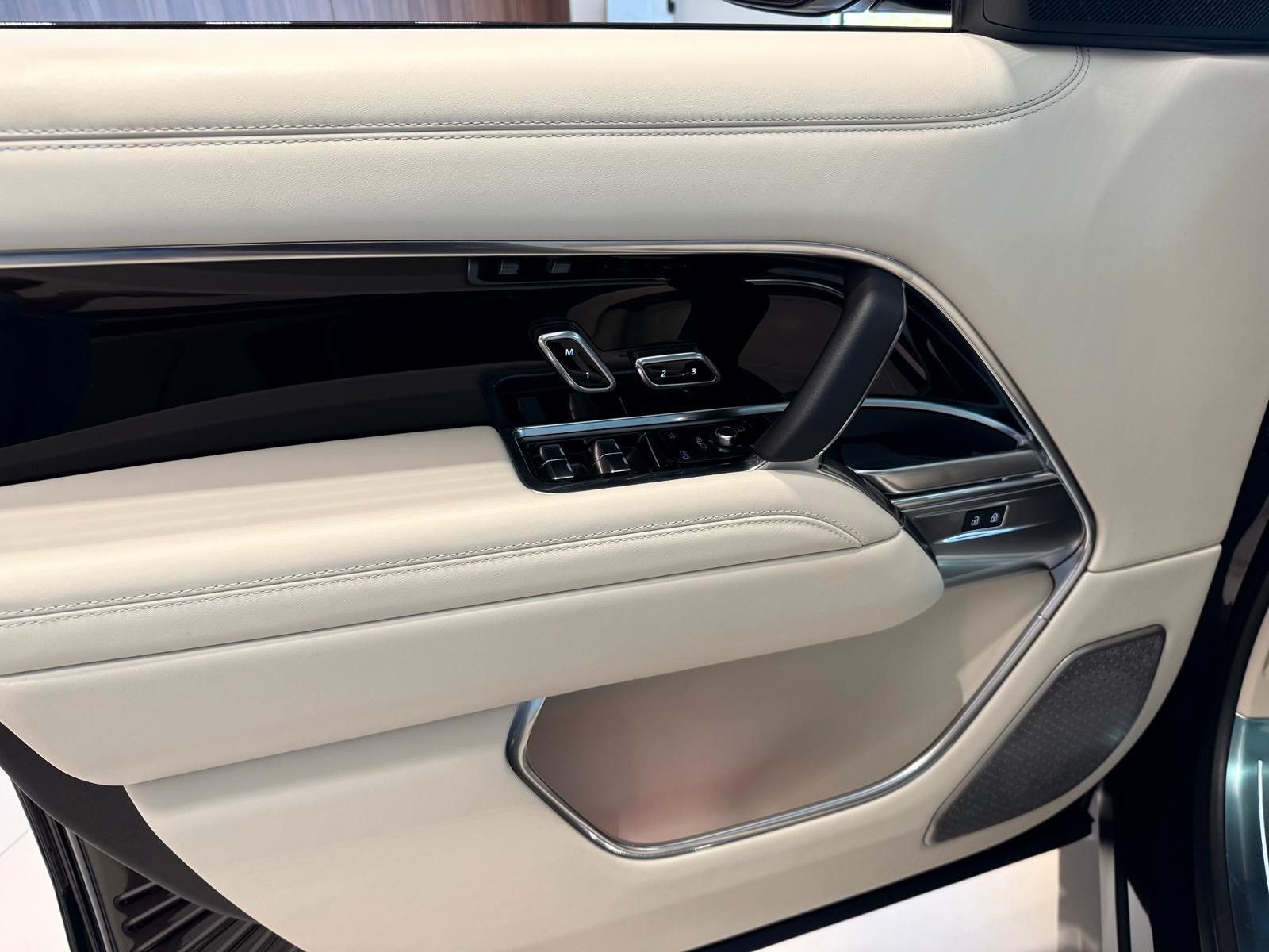 Fahrzeugabbildung Land Rover Range Rover Autobiography CC,HUD,PANO,LUFT,MER.