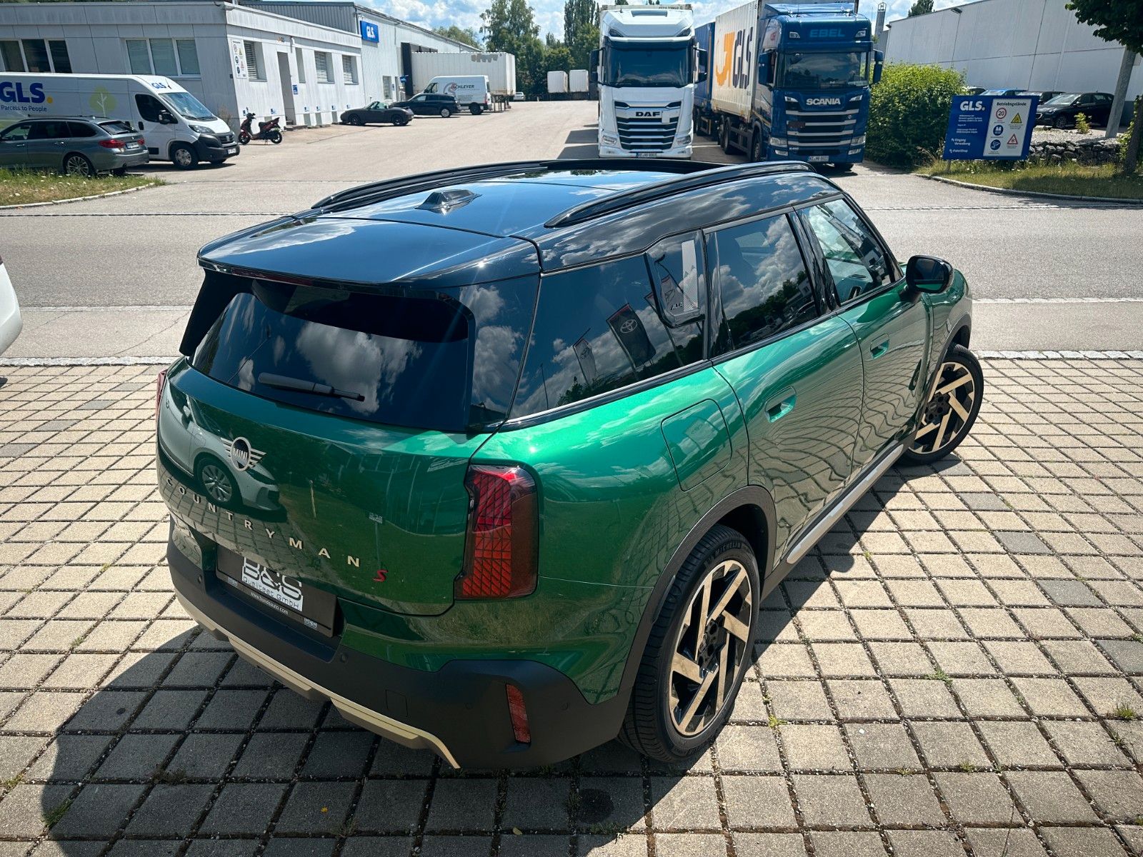 Fahrzeugabbildung MINI Countryman S ALL4 Favoured Trim XL AHK