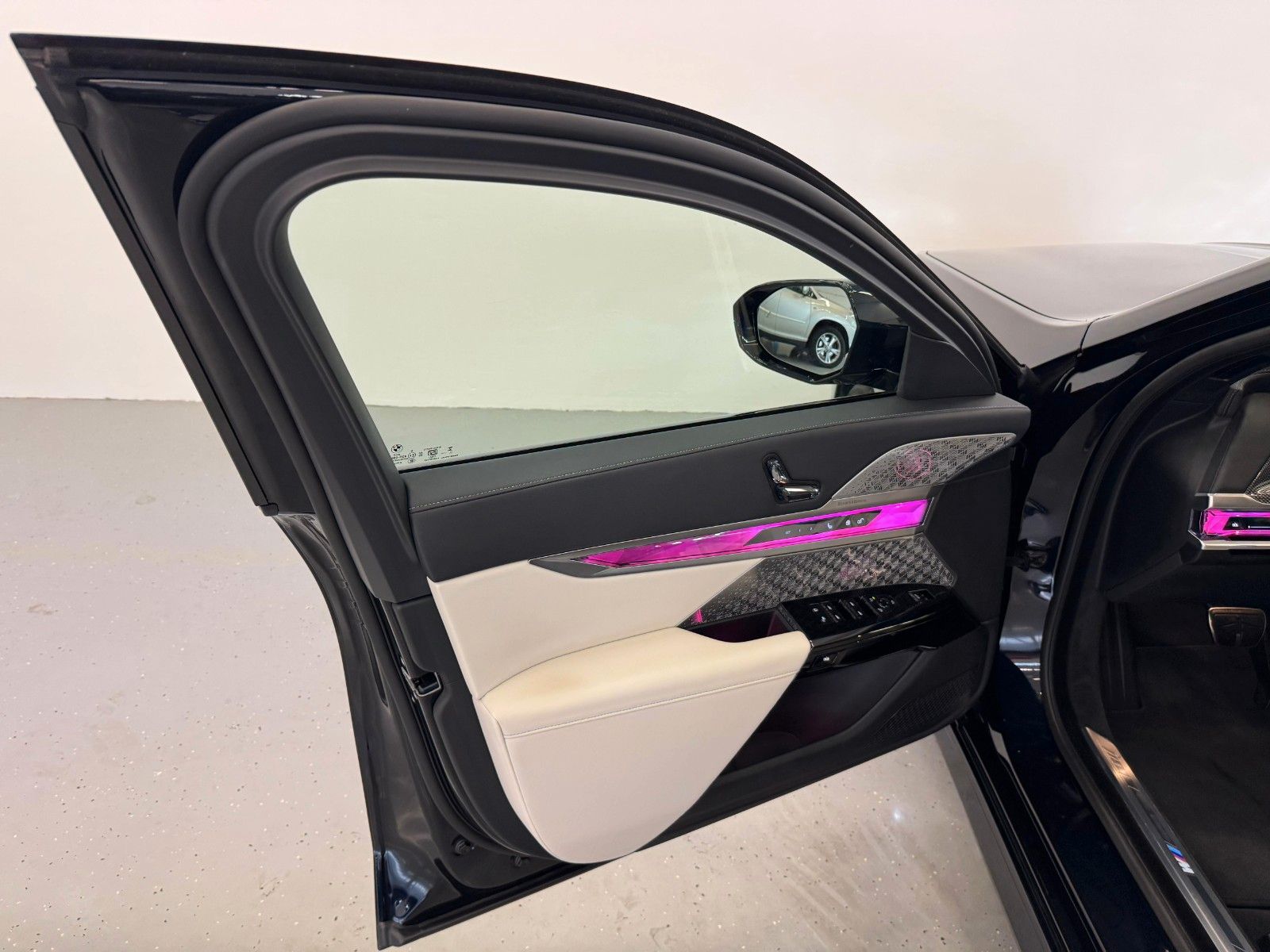Fahrzeugabbildung BMW 740d xDrive MSport ACC,HUD,SKLY,B&W,AHK,LUFT,TV
