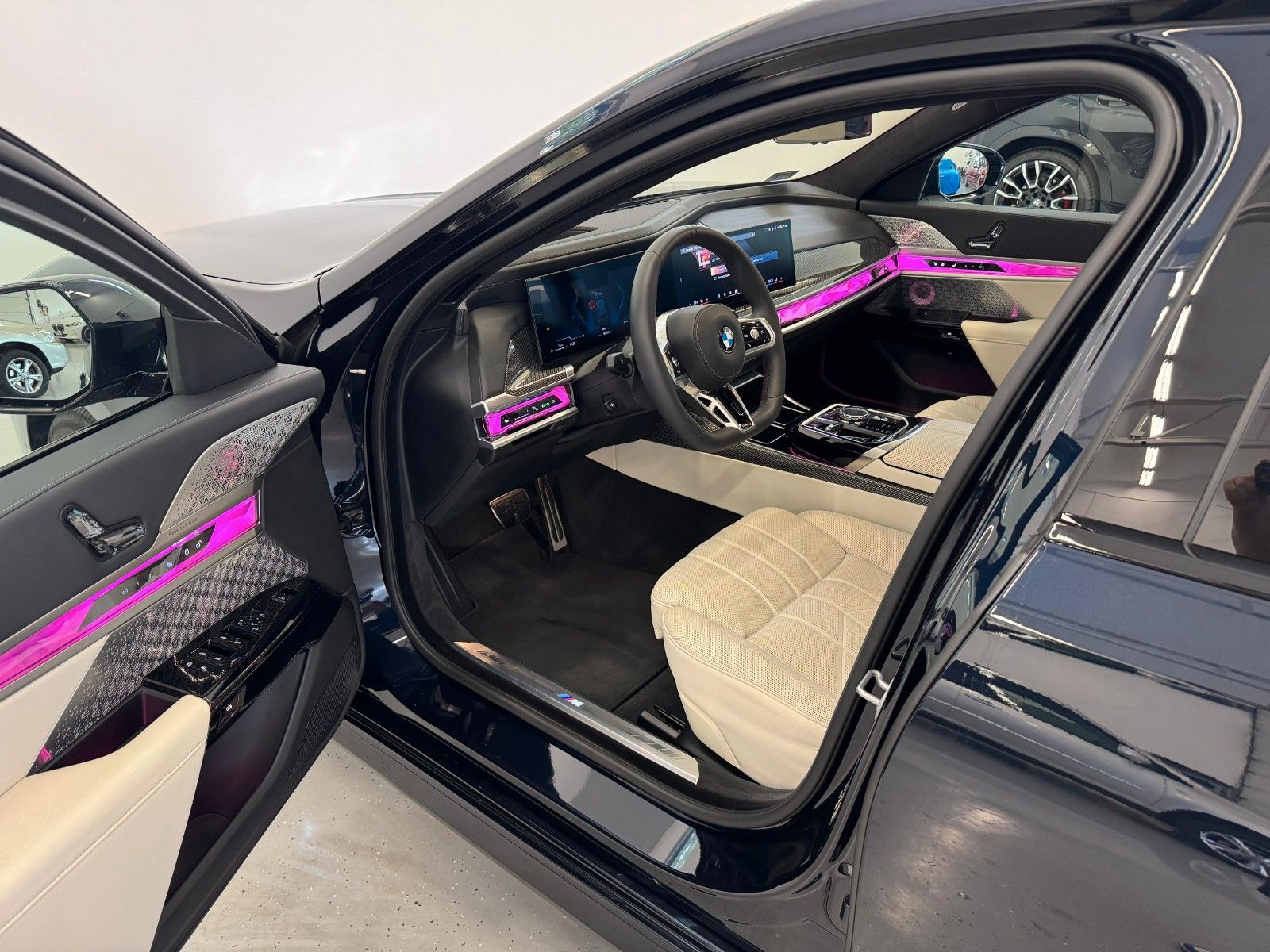 Fahrzeugabbildung BMW 740d xDrive MSport ACC,HUD,SKLY,B&W,AHK,LUFT,TV