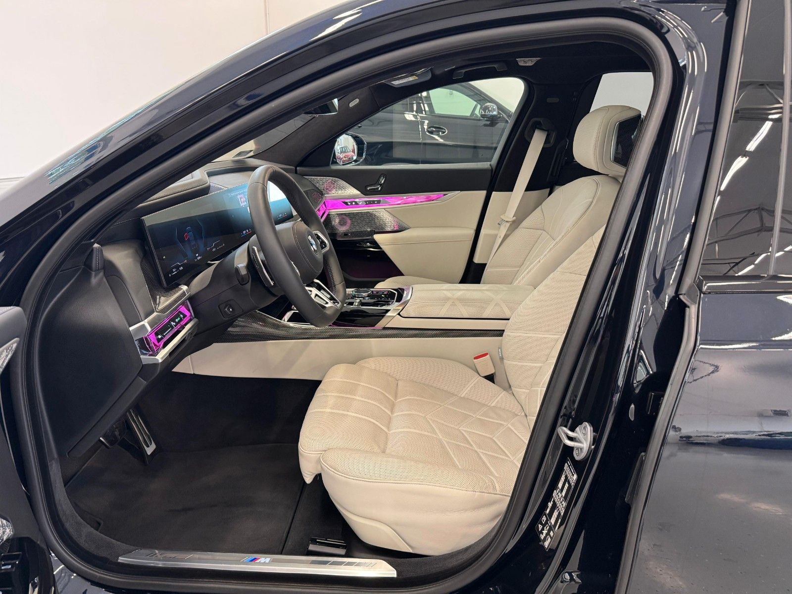 Fahrzeugabbildung BMW 740d xDrive MSport ACC,HUD,SKLY,B&W,AHK,LUFT,TV