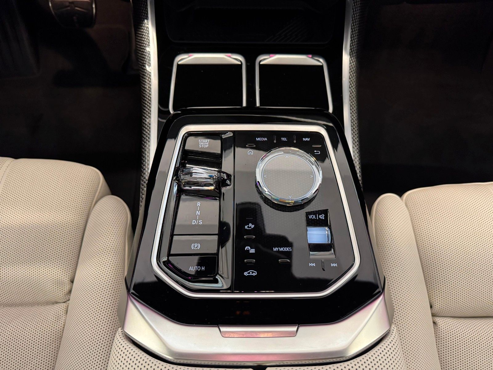 Fahrzeugabbildung BMW 740d xDrive MSport ACC,HUD,SKLY,B&W,AHK,LUFT,TV