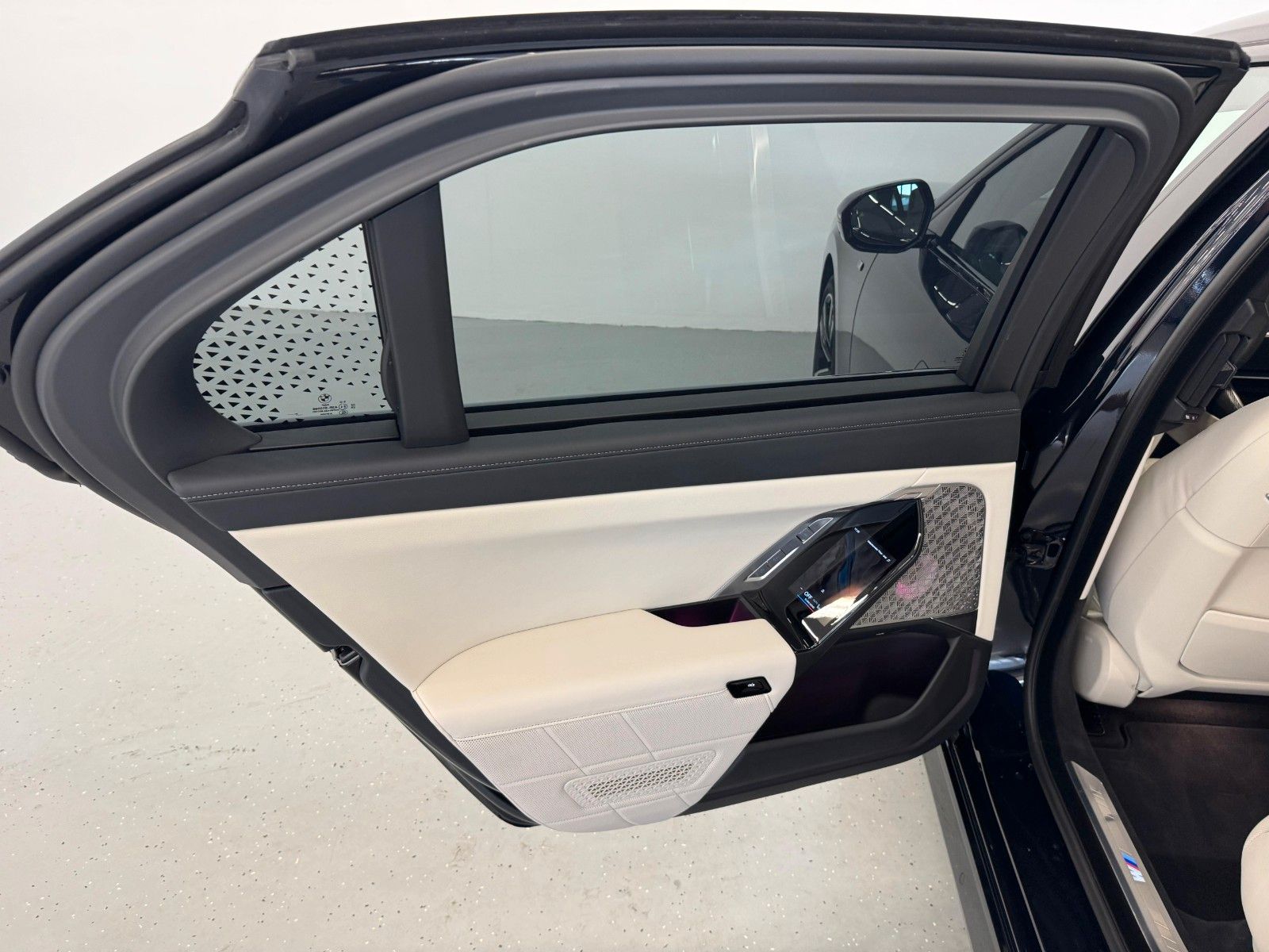 Fahrzeugabbildung BMW 740d xDrive MSport ACC,HUD,SKLY,B&W,AHK,LUFT,TV