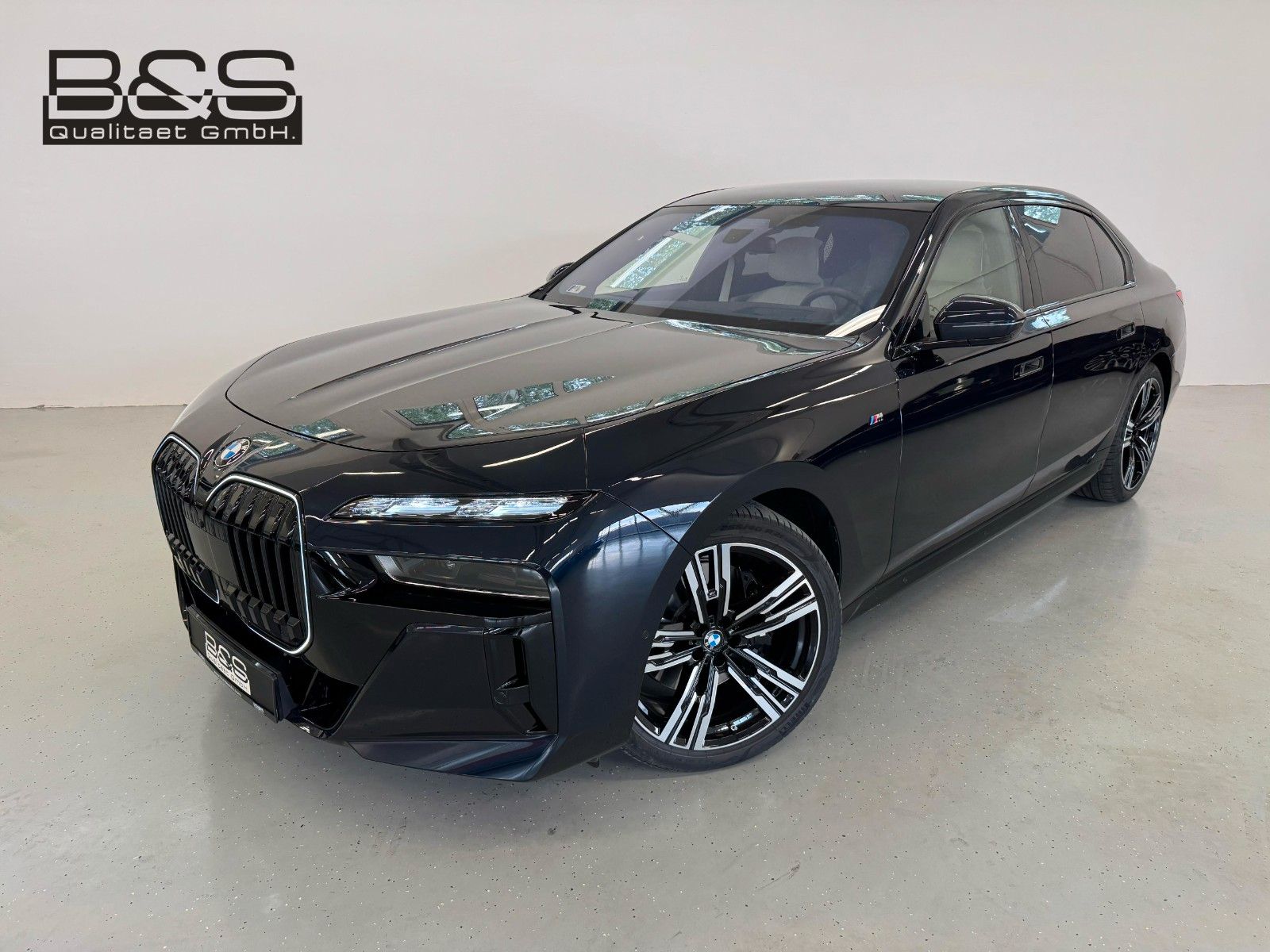 Fahrzeugabbildung BMW 740d xDrive MSport ACC,HUD,SKLY,B&W,AHK,LUFT,TV