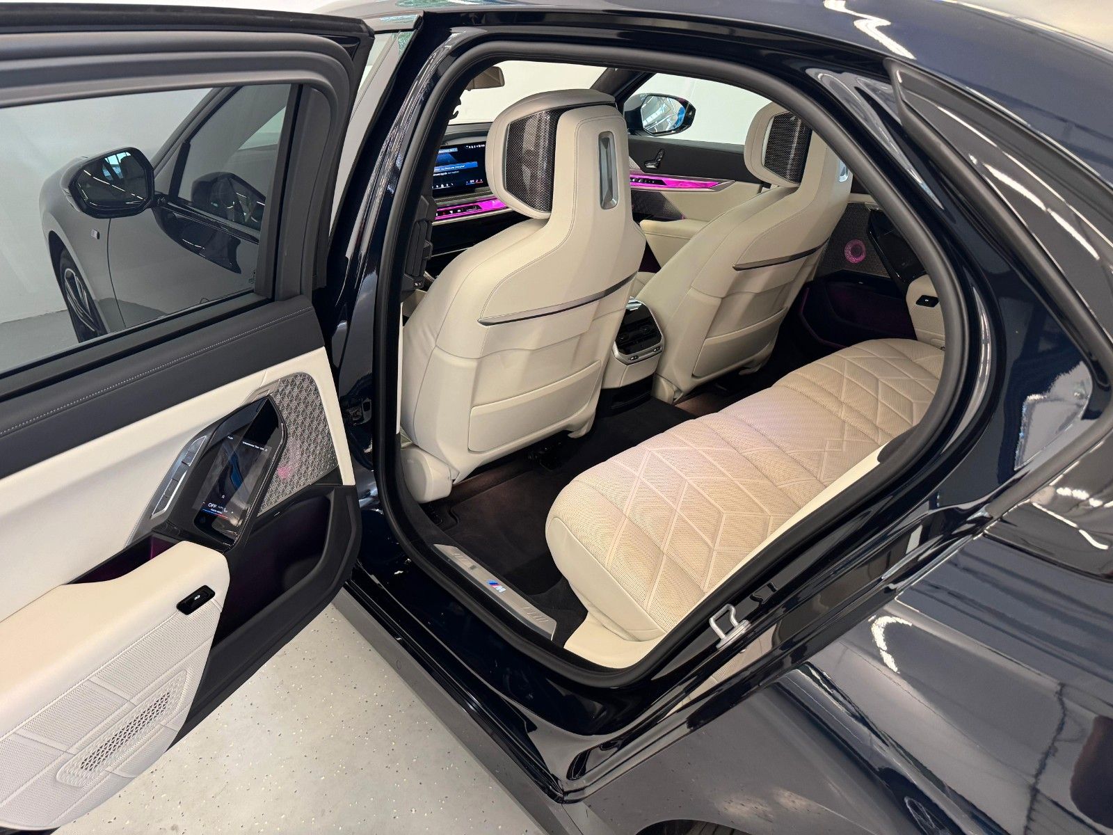 Fahrzeugabbildung BMW 740d xDrive MSport ACC,HUD,SKLY,B&W,AHK,LUFT,TV