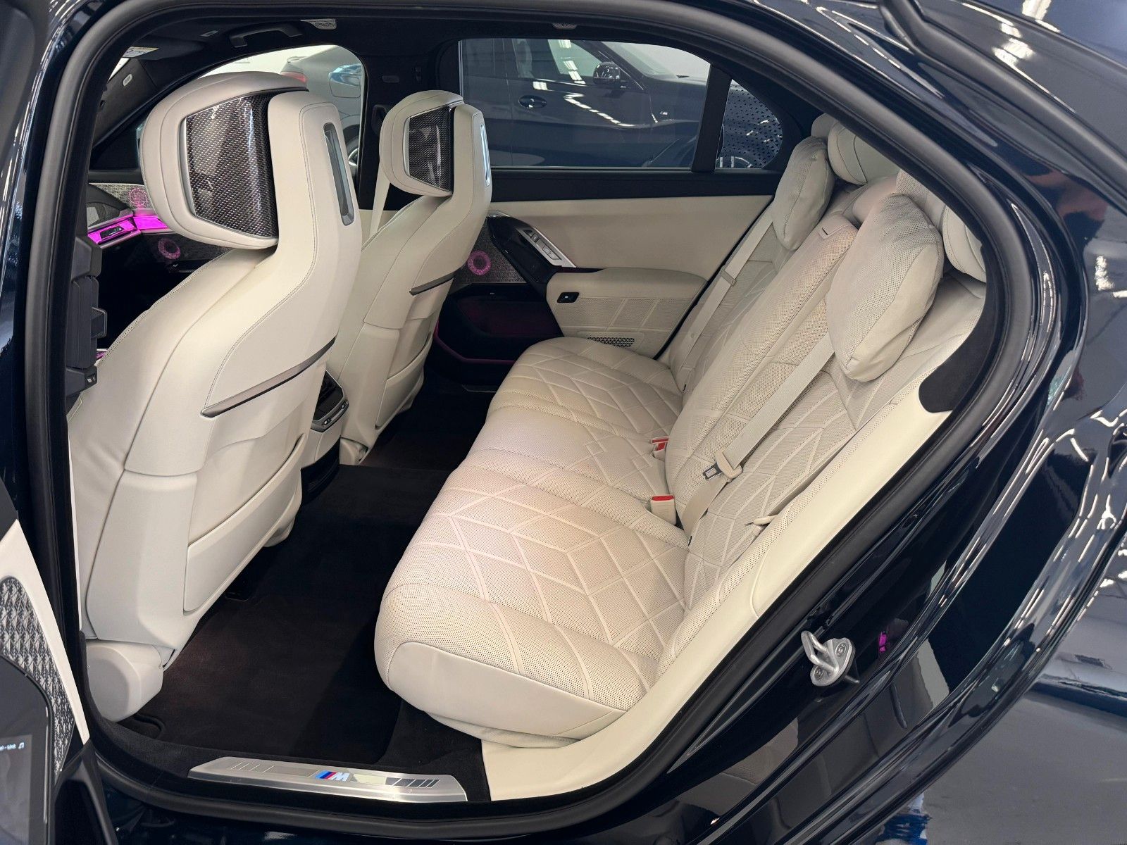 Fahrzeugabbildung BMW 740d xDrive MSport ACC,HUD,SKLY,B&W,AHK,LUFT,TV