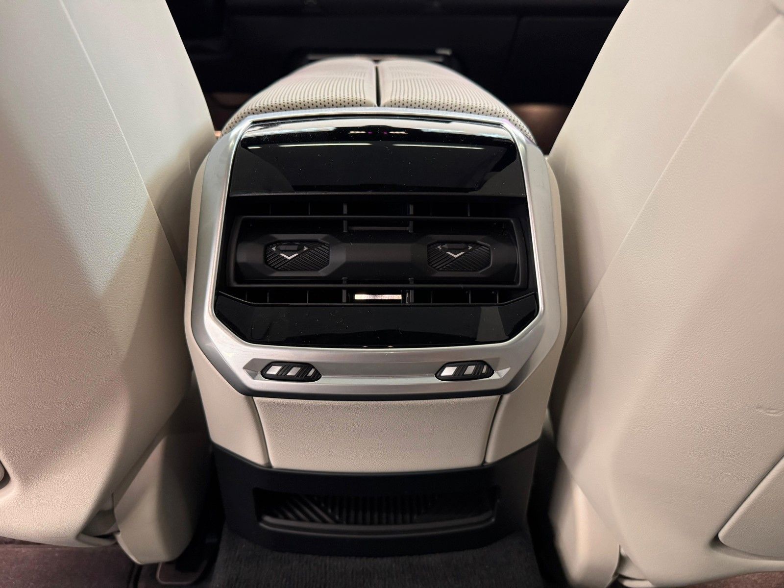 Fahrzeugabbildung BMW 740d xDrive MSport ACC,HUD,SKLY,B&W,AHK,LUFT,TV