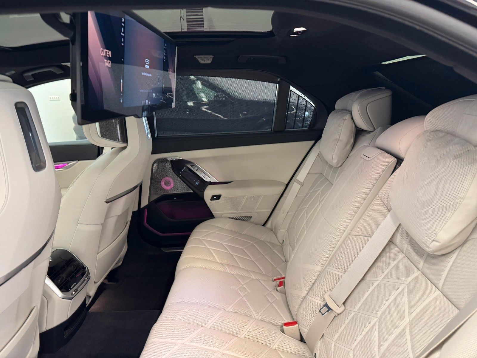 Fahrzeugabbildung BMW 740d xDrive MSport ACC,HUD,SKLY,B&W,AHK,LUFT,TV