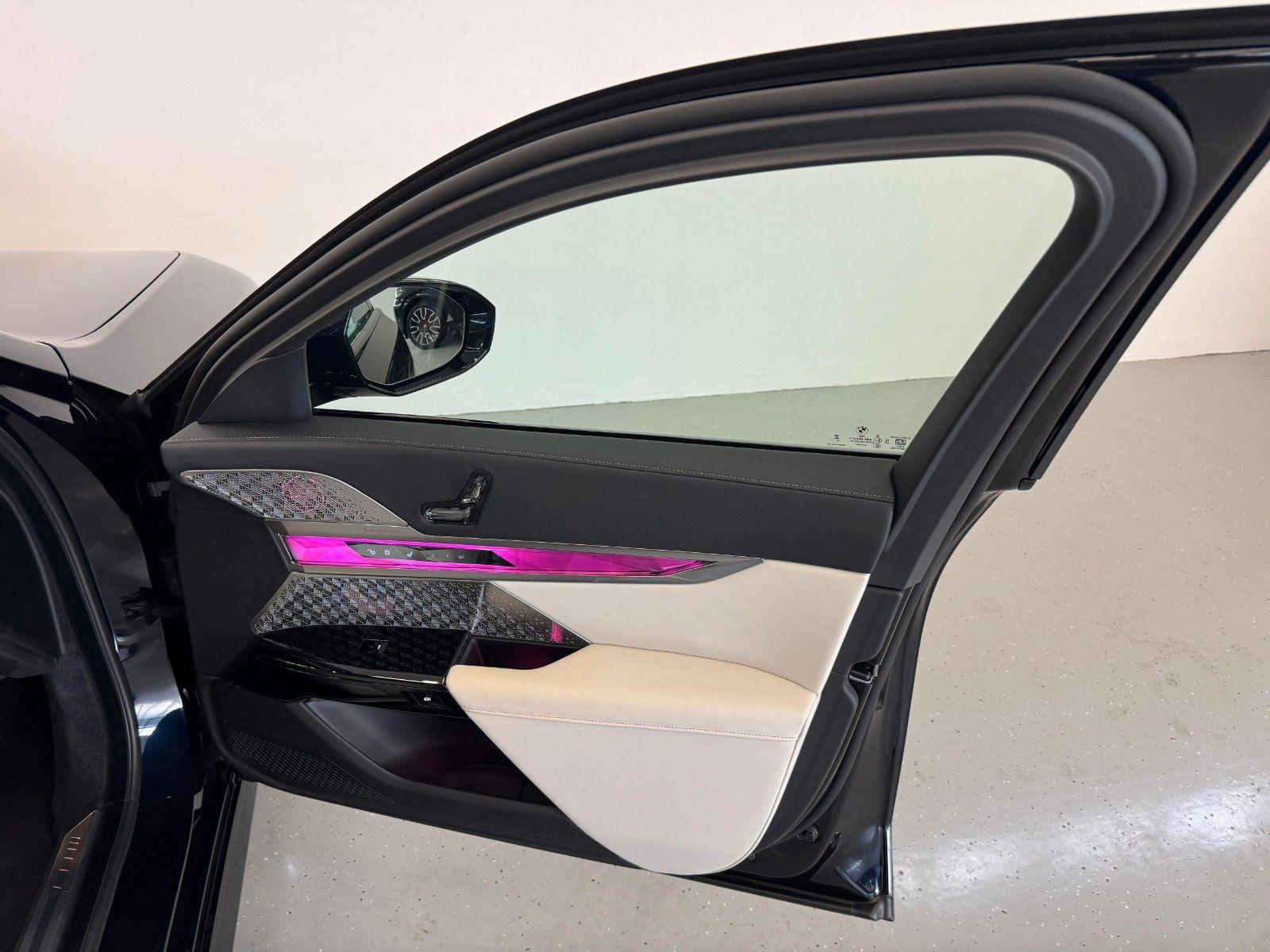 Fahrzeugabbildung BMW 740d xDrive MSport ACC,HUD,SKLY,B&W,AHK,LUFT,TV
