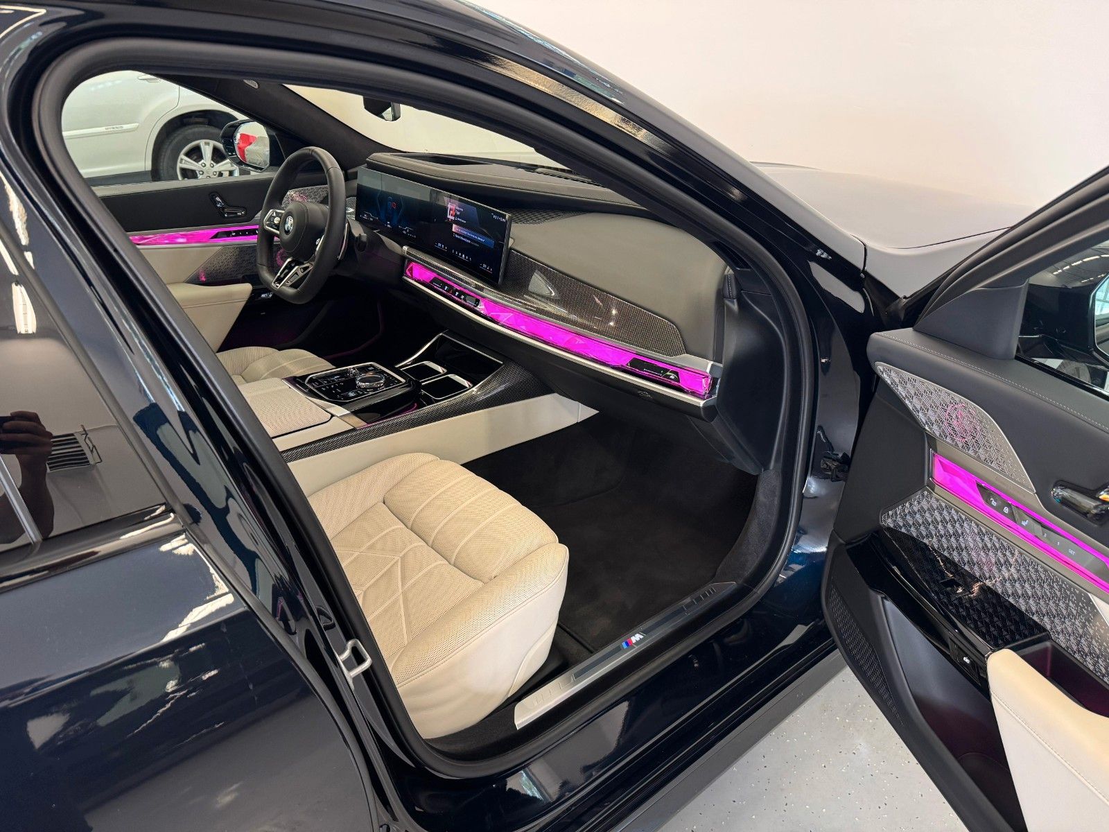Fahrzeugabbildung BMW 740d xDrive MSport ACC,HUD,SKLY,B&W,AHK,LUFT,TV